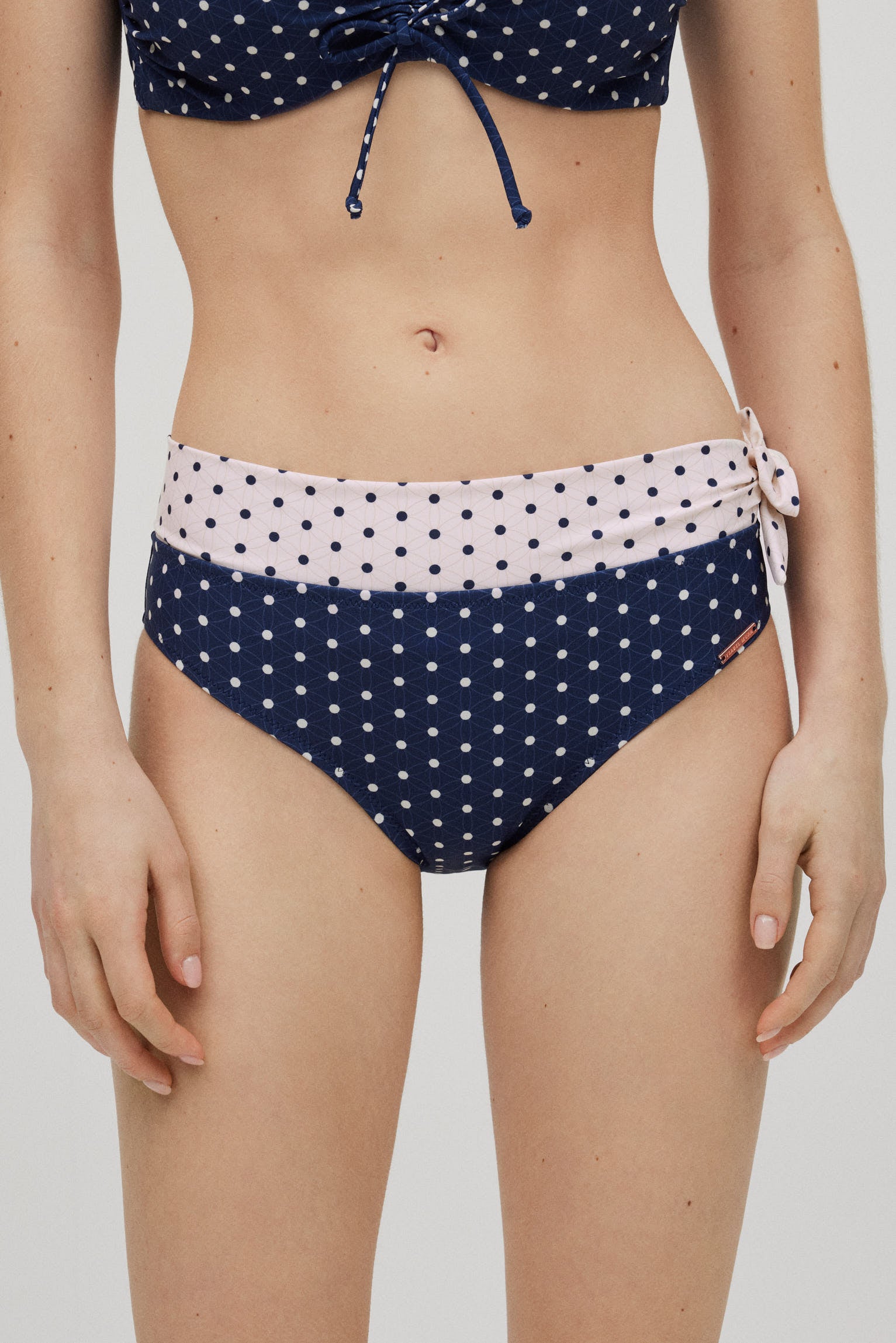 Braga bikini midi adaptable lunares