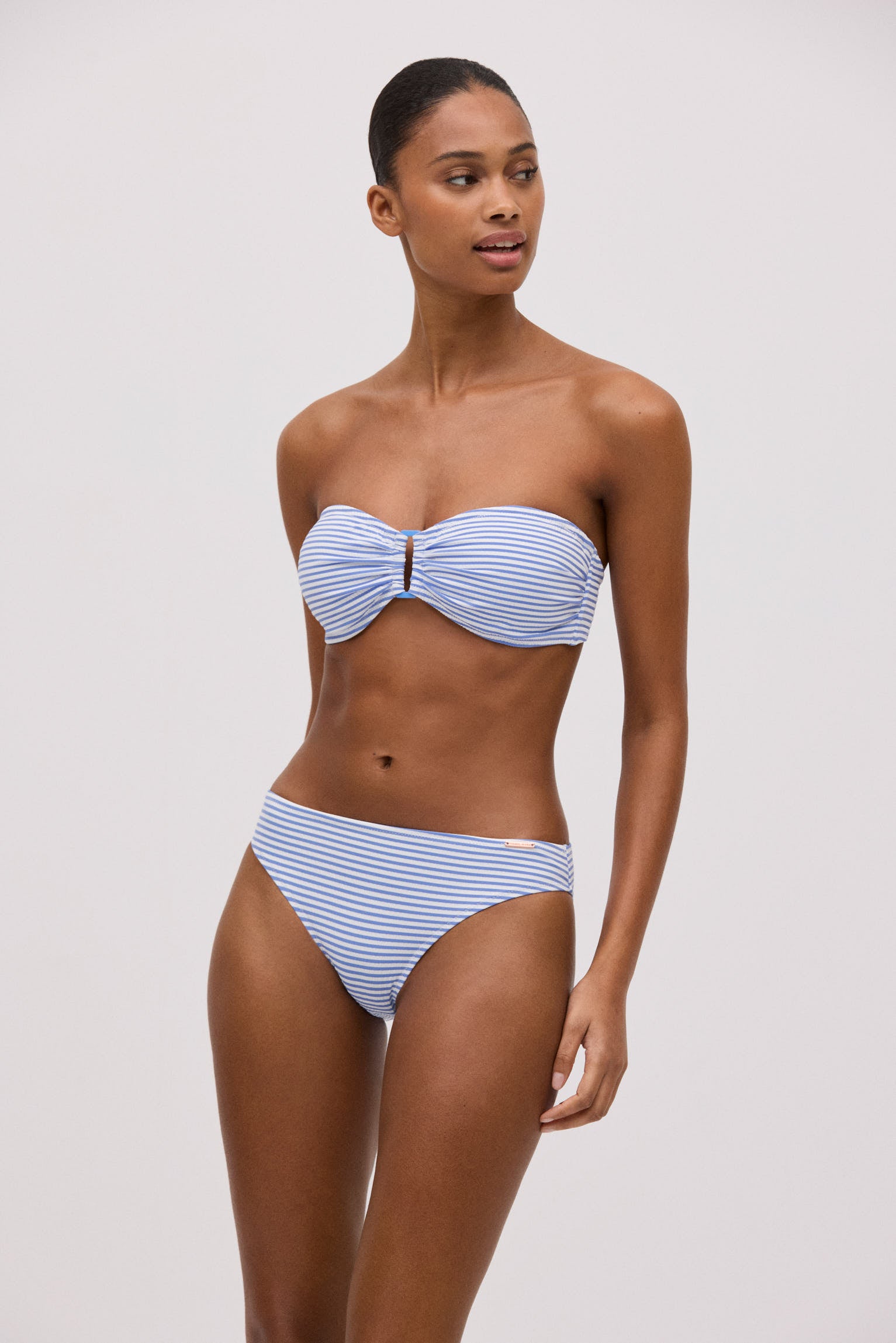Conjunto de bikini bandeau rayas azules con textura copa B
