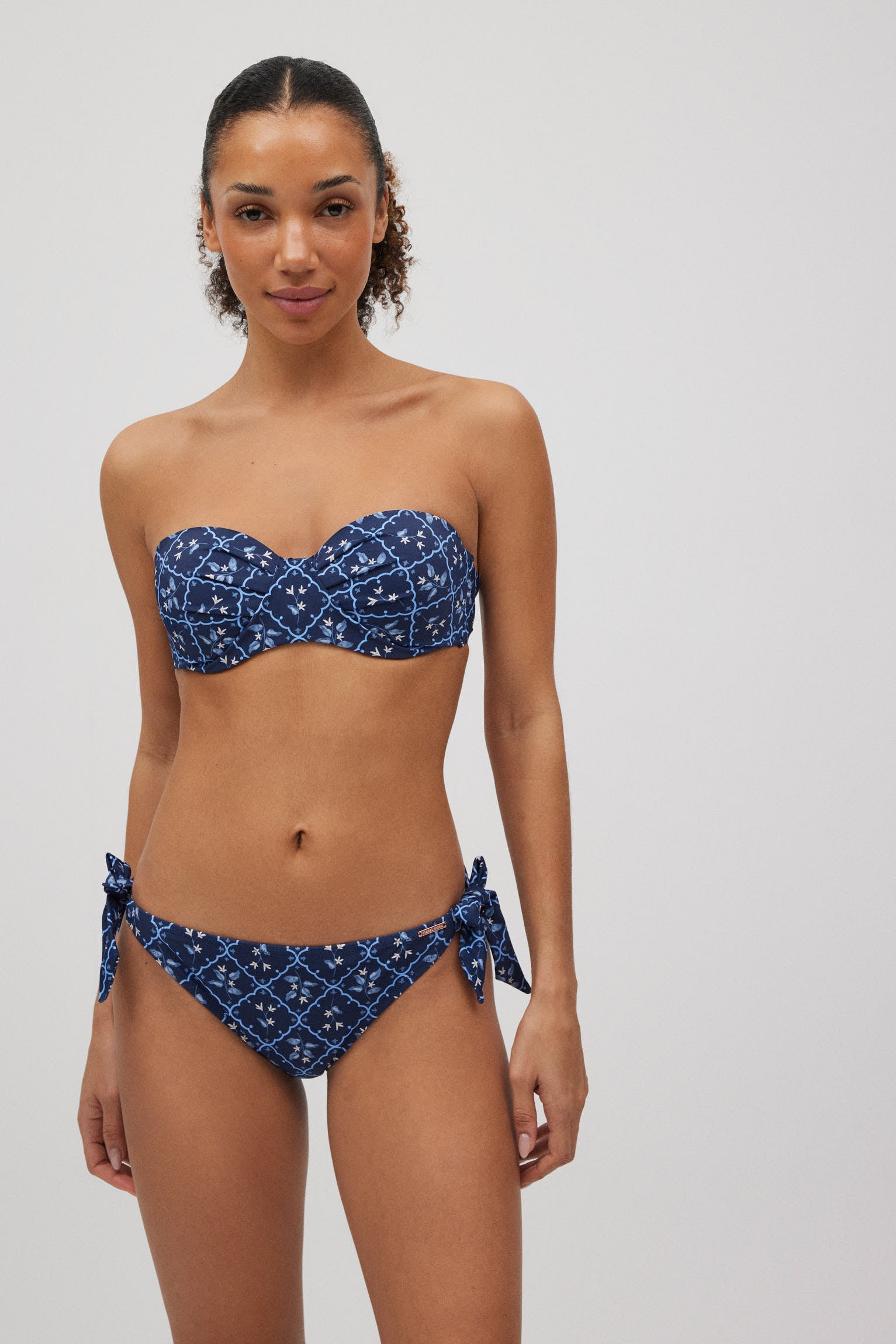 Conjunto de bikini bandeau marino con estampado copa B
