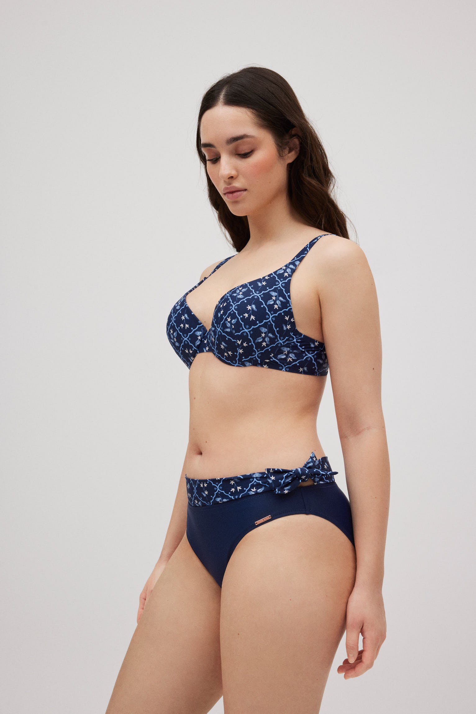 Conjunto de bikini tirantes anchos con braga midi copa C