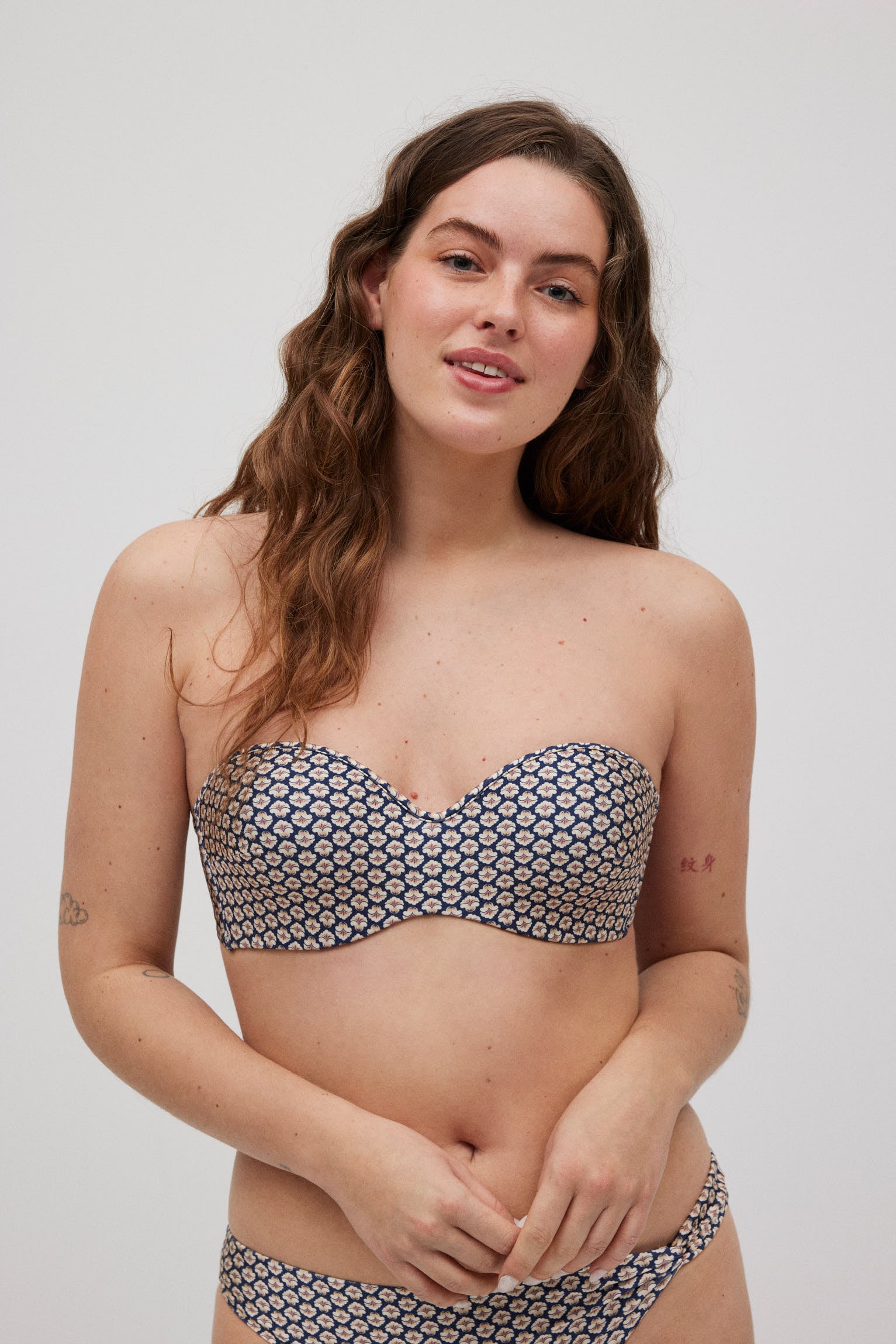 Top bikini bandeau estampado con brillo copa C