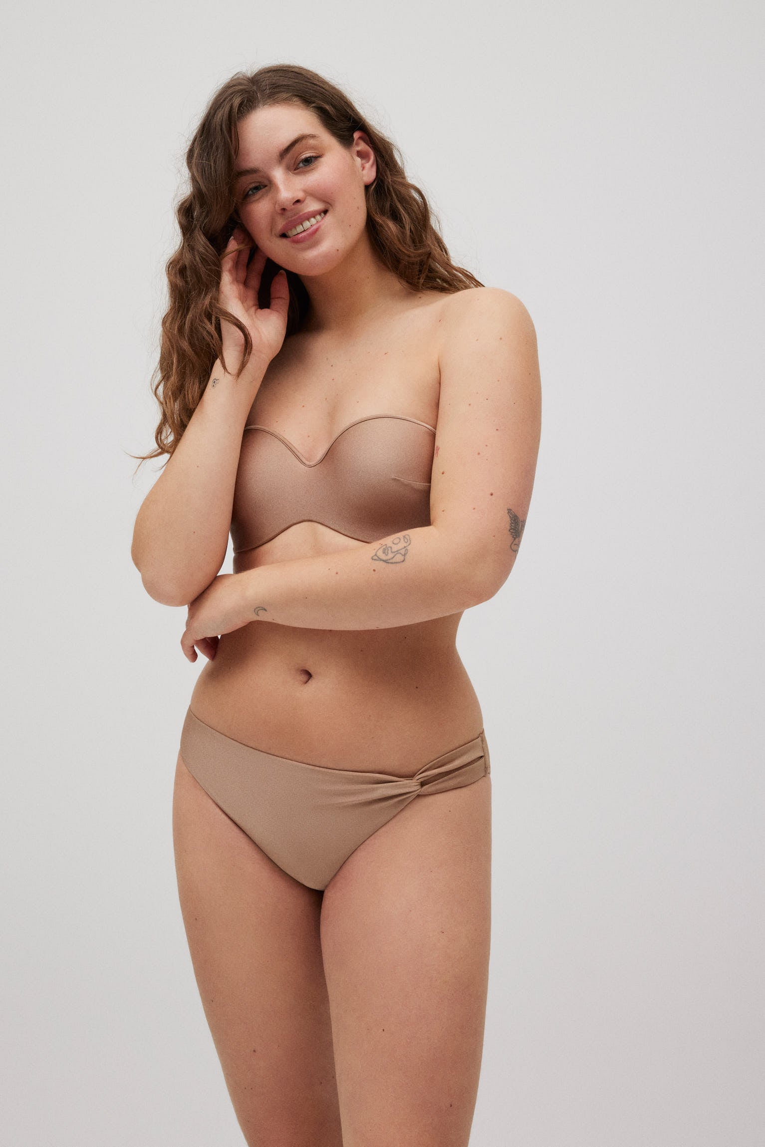 Braga bikini bronce con brillo
