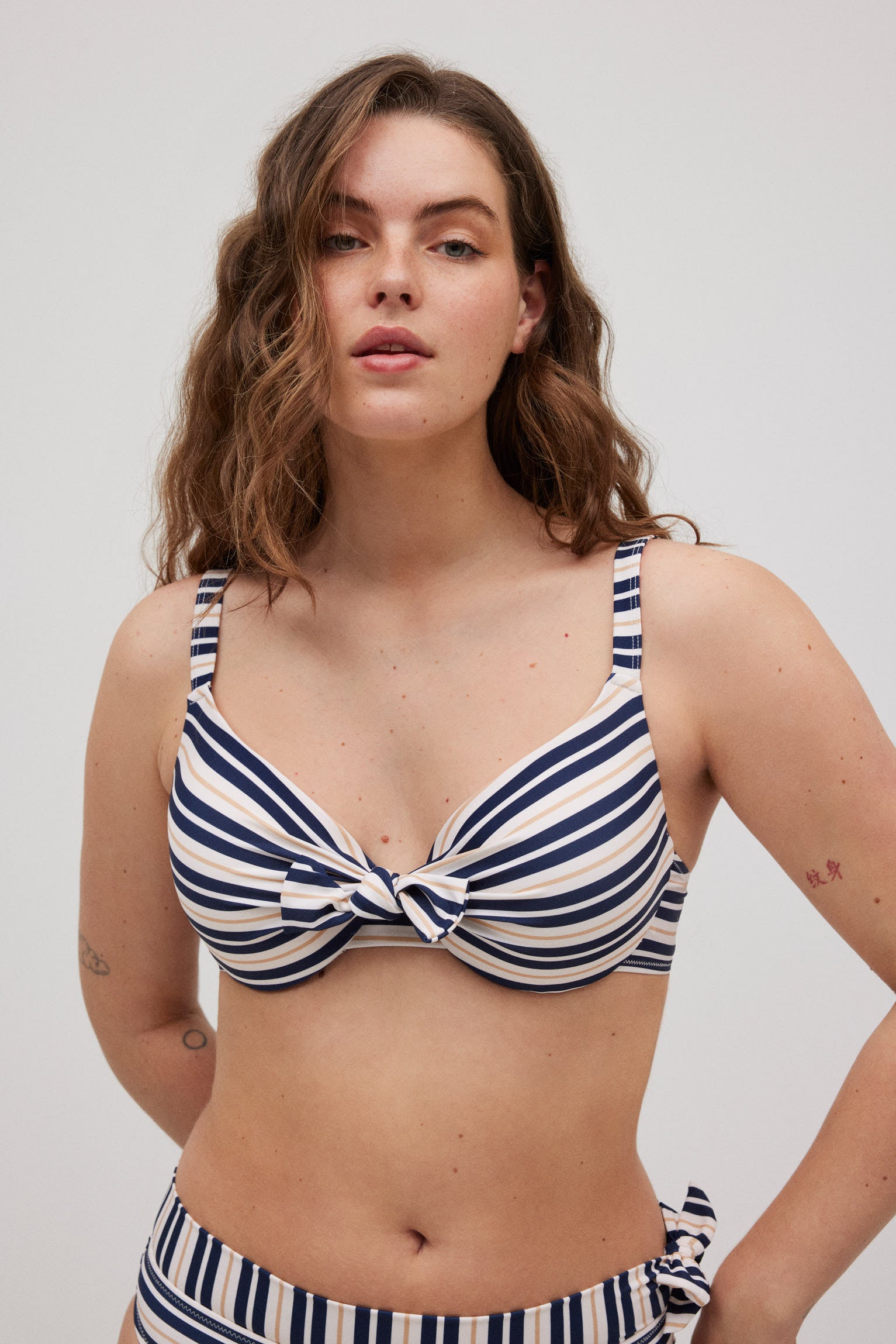 Top bikini tirantes anchos rayas marino copa C