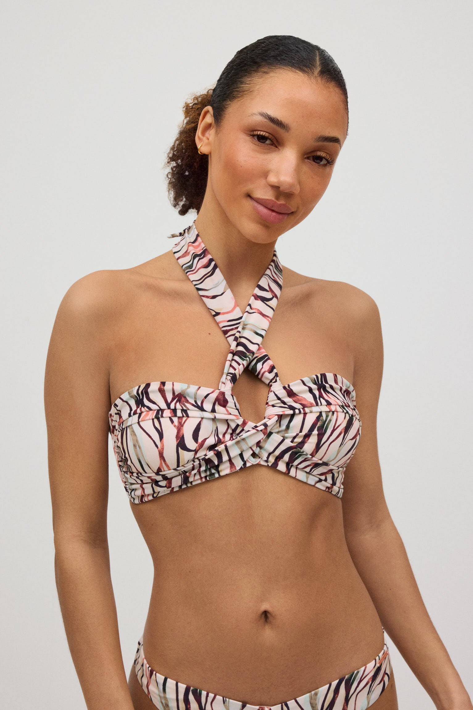 Top bikini bandeau anudado al cuello estampado copa B