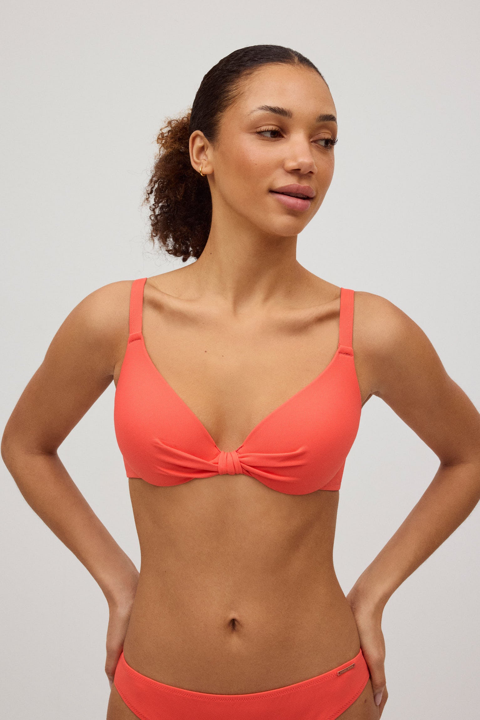 Top bikini aro clásico micropiqué coral copa B