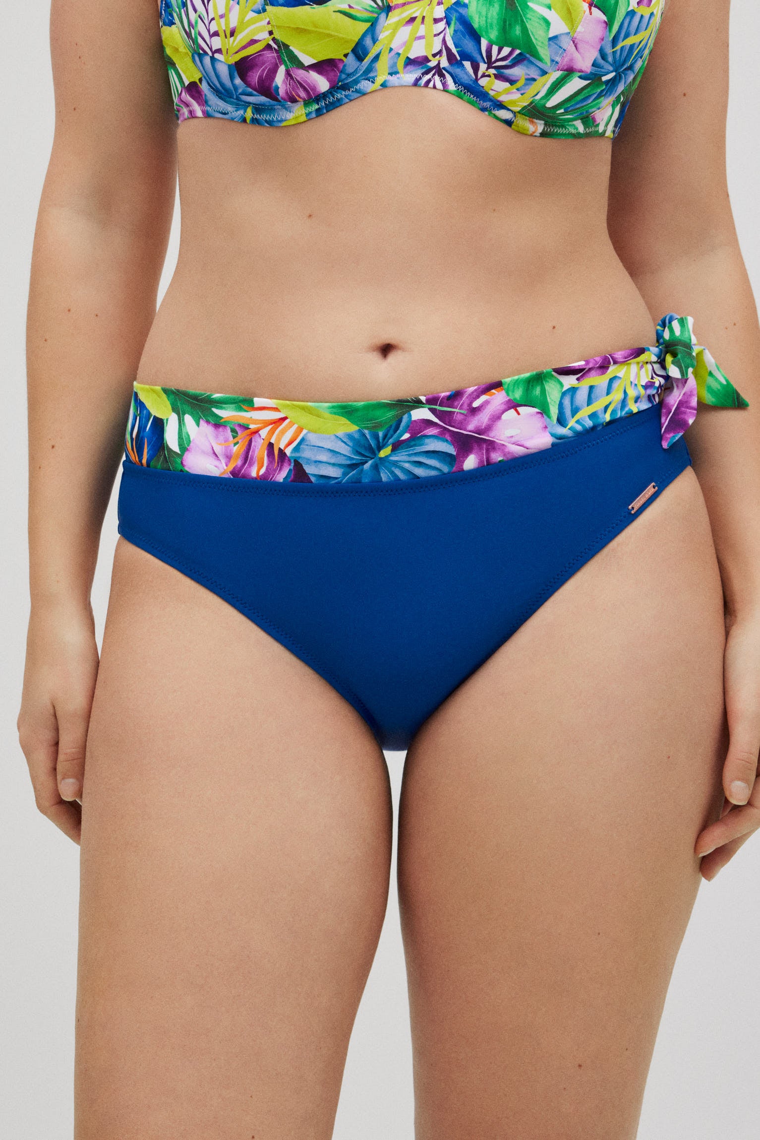 Braga bikini midi azul con estampado tropical