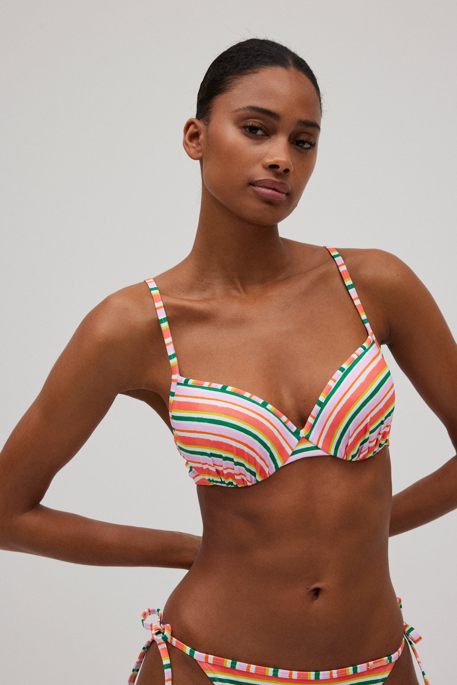 Top bikini estampado de rayas micropiqué detalle drapeado copa B