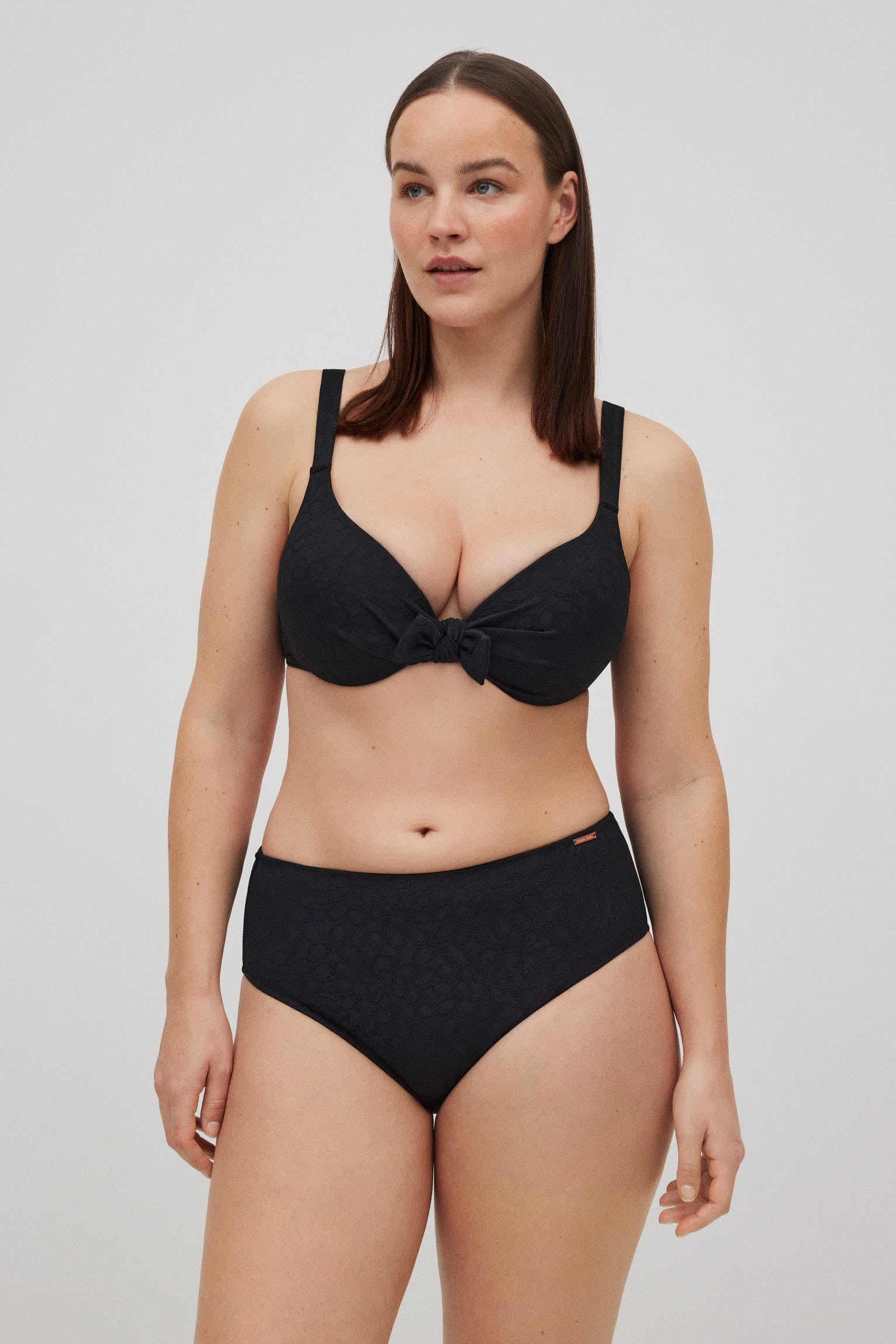 Conjunto de bikini textura con tirantes anchos negro copa C