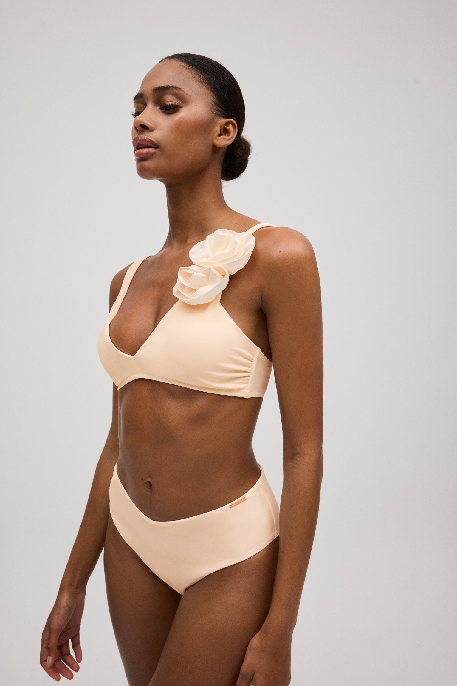 Conjunto de bikini triángulo detalle flores con braga midi cintura en V marfil copa B