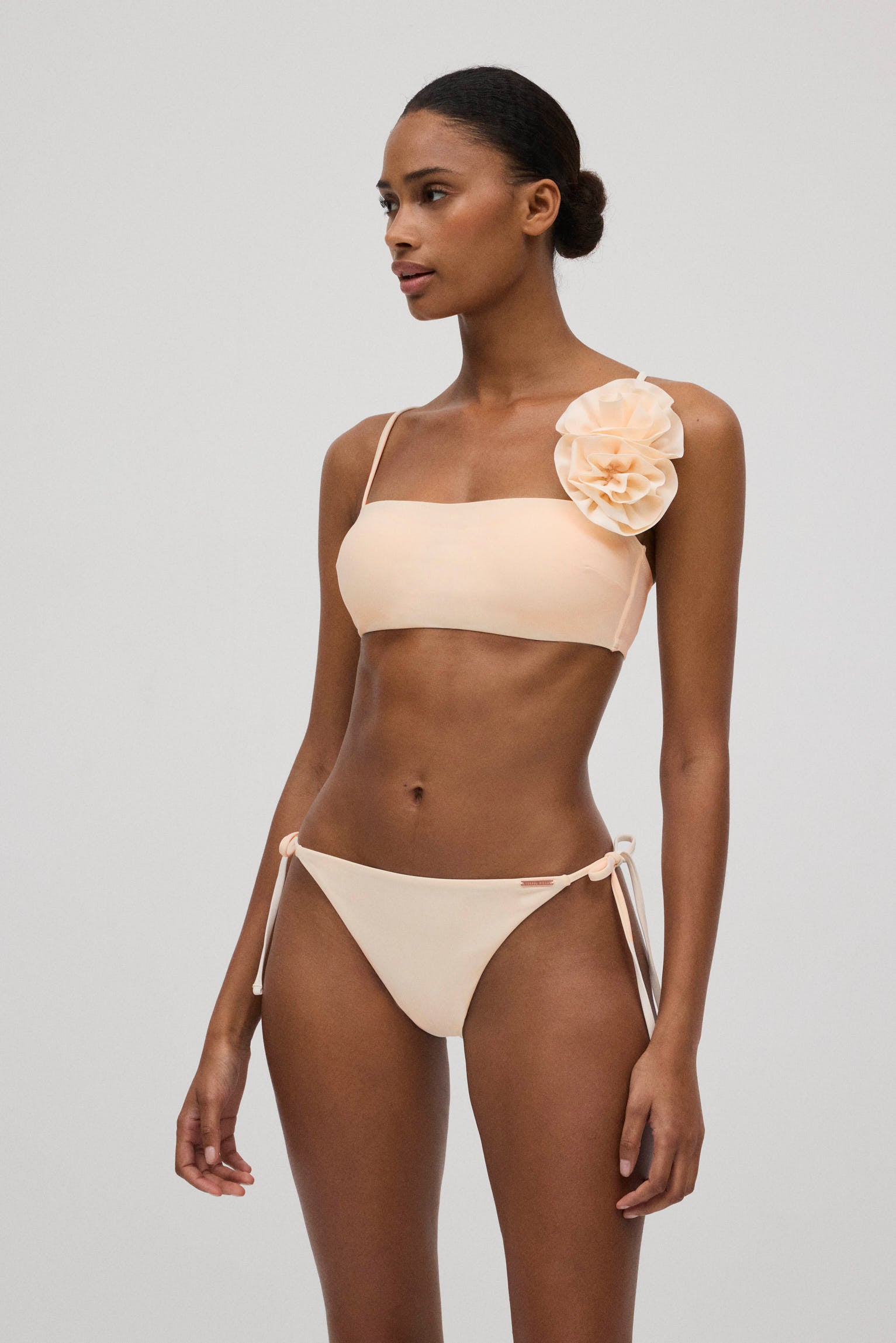 Conjunto de bikini bandeau detalle flores volumen marfil copa B