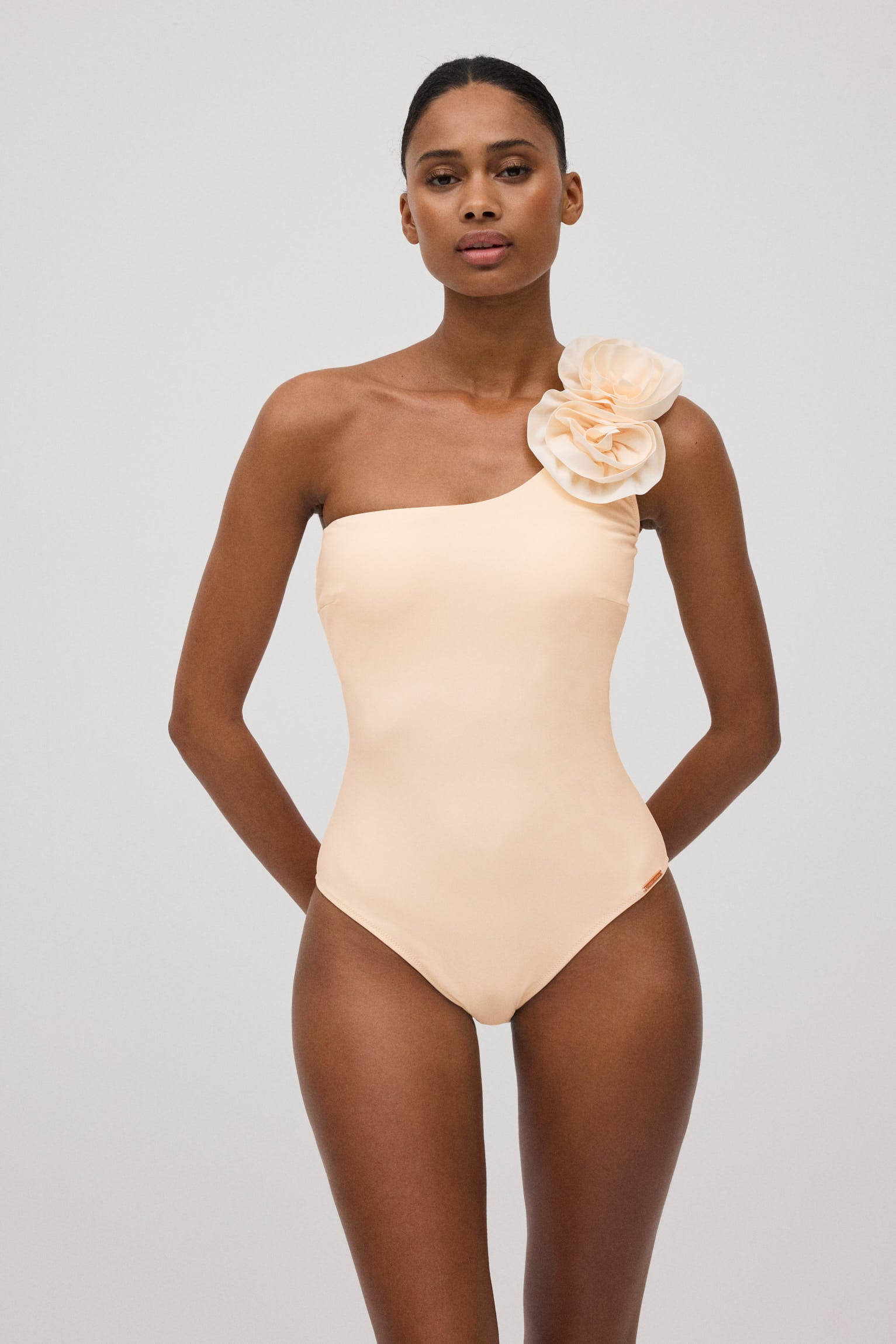 Bañador asimétrico detalle flores volumen marfil