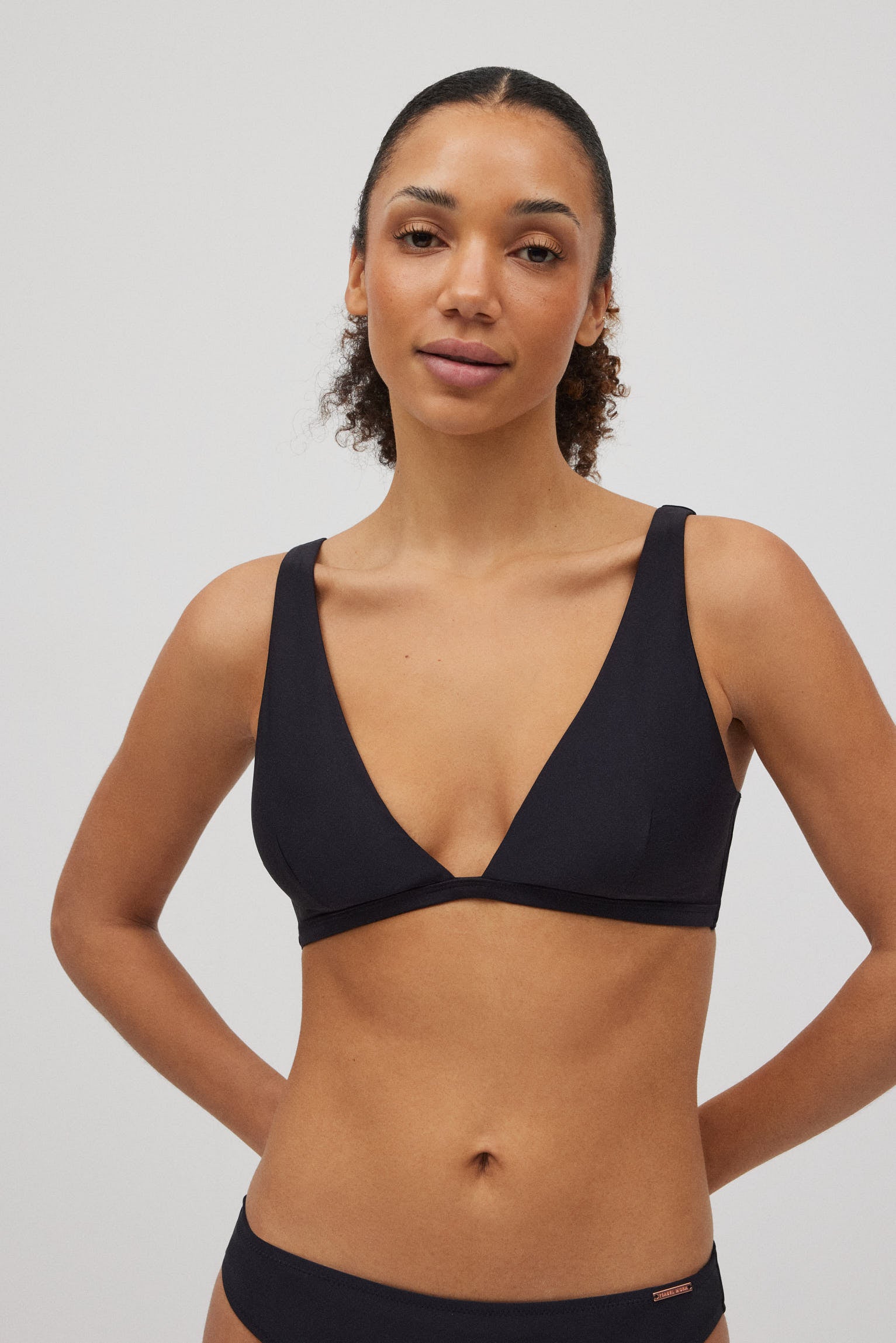 Top bikini triángulo negro copa B