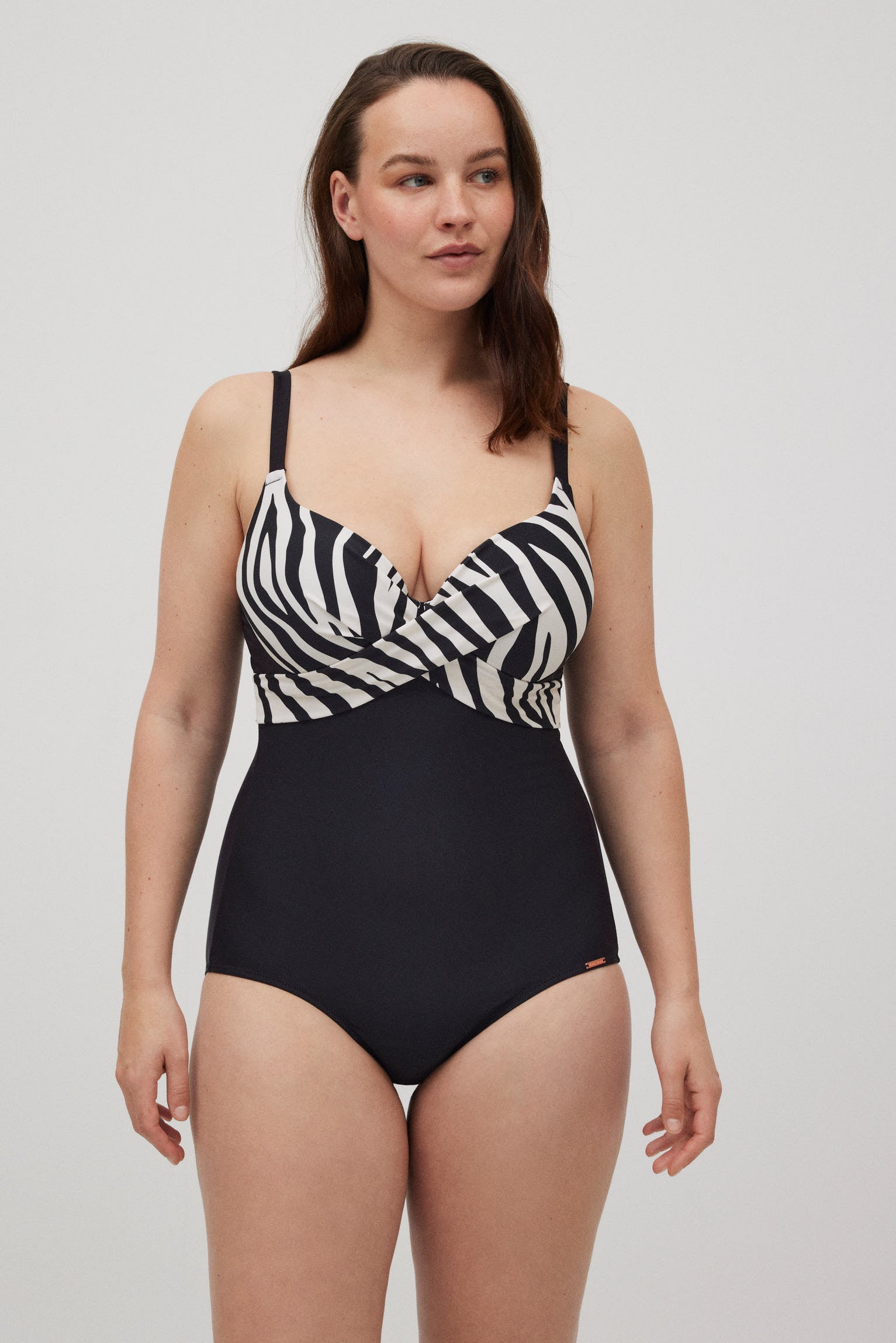 Bañador moldeador con aro detalles animal print copas B y D