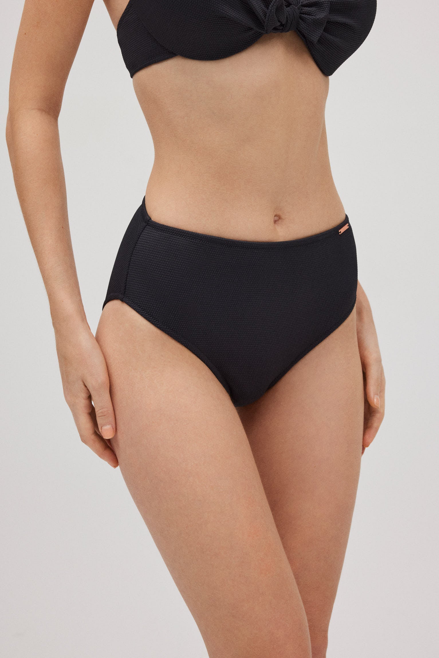 Braga bikini moldeadora alta piqué negro