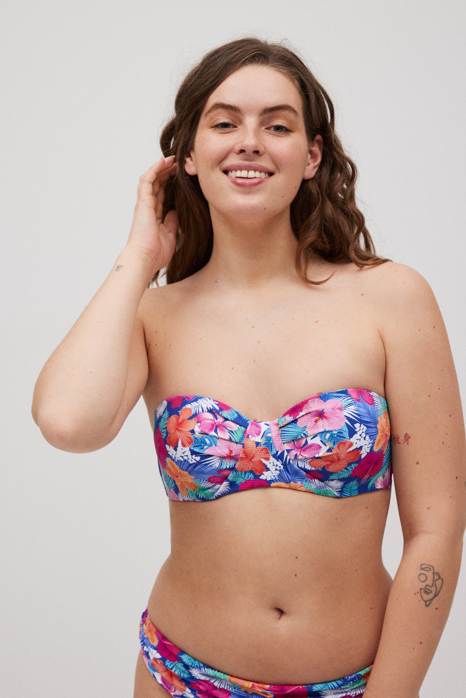 Top bikini flores piqué copas C y D