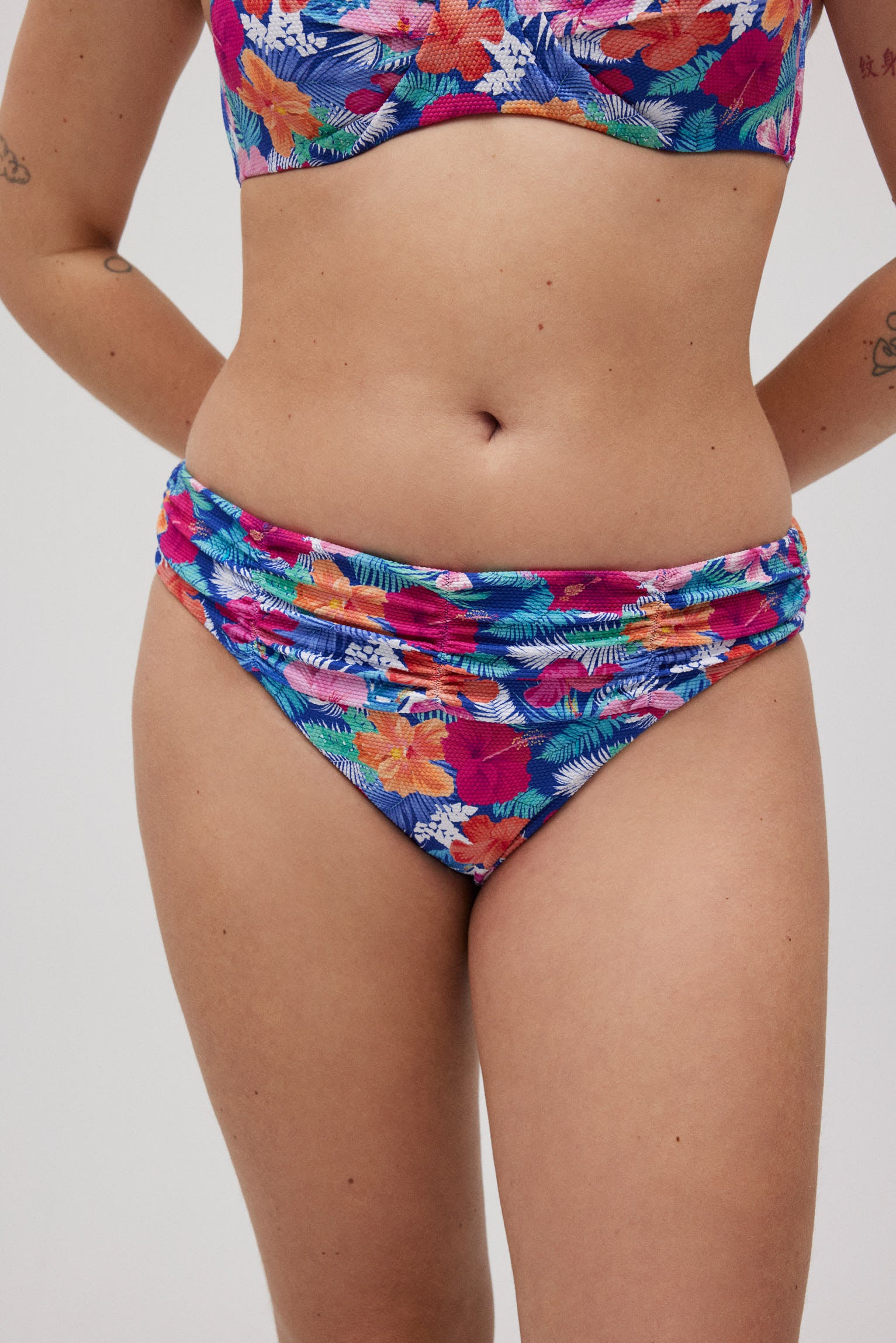 Braga bikini moldeadora flores piqué