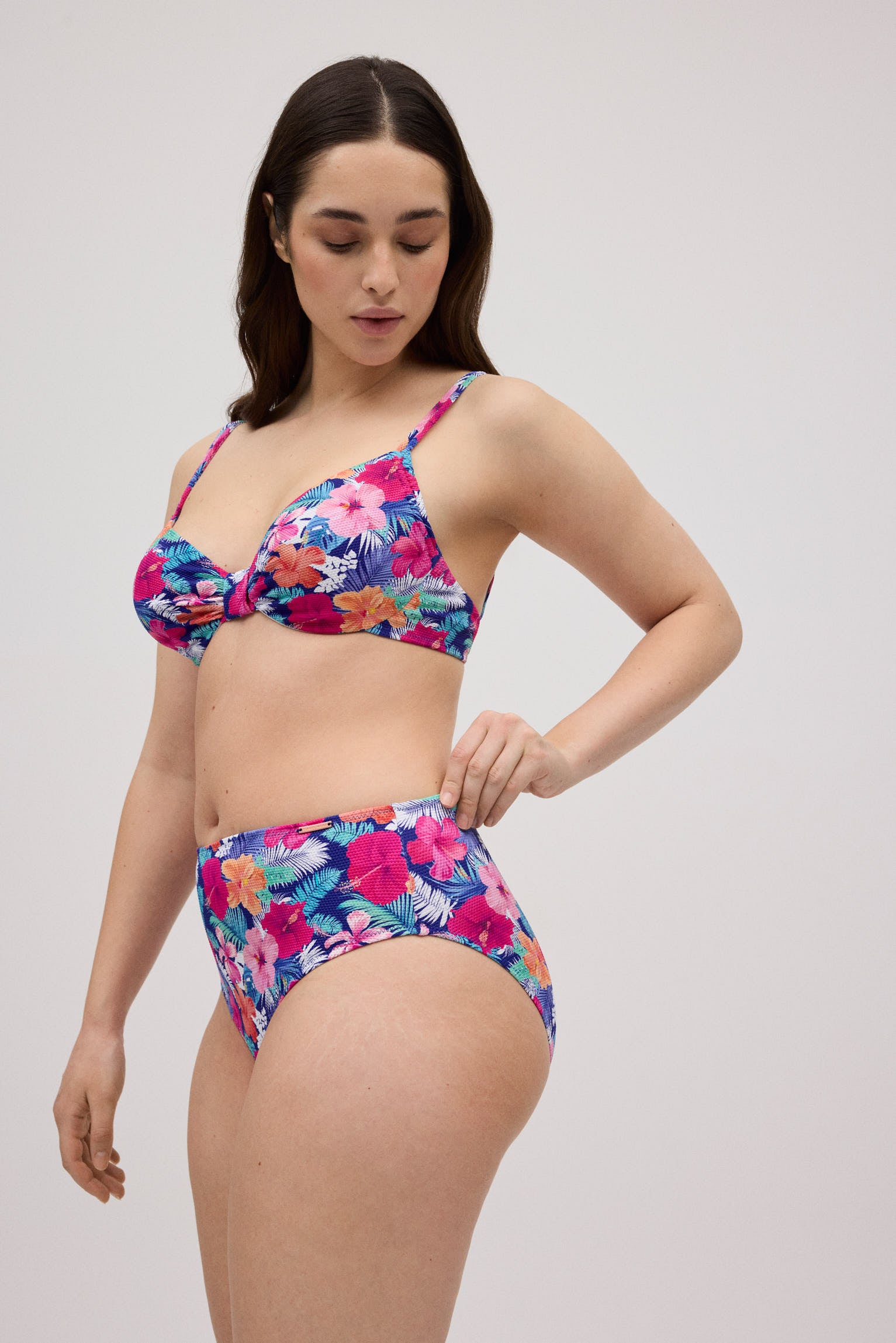 Braga bikini moldeadora alta flores piqué