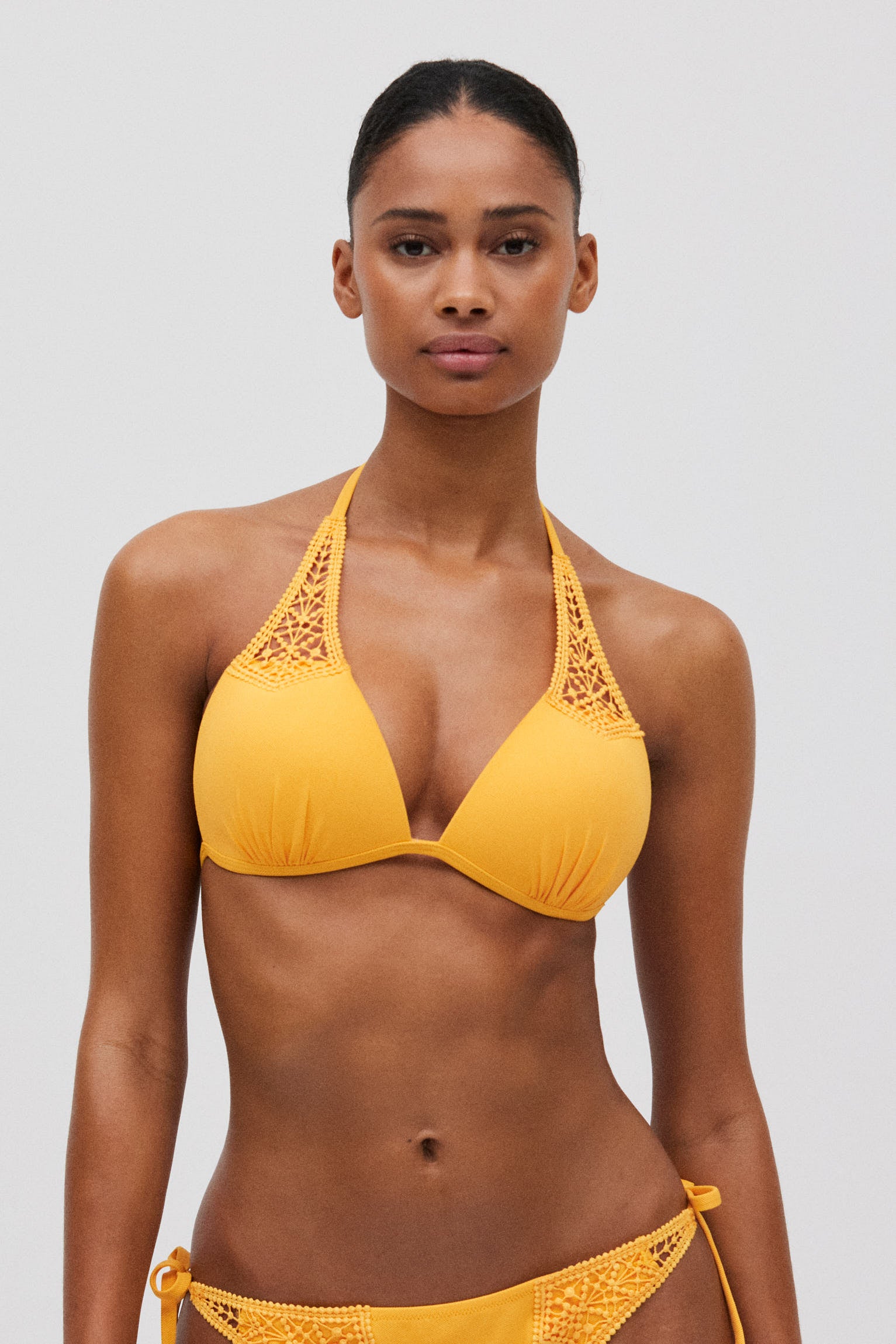 Top bikini triángulo push-up micropiqué amarillo copa B