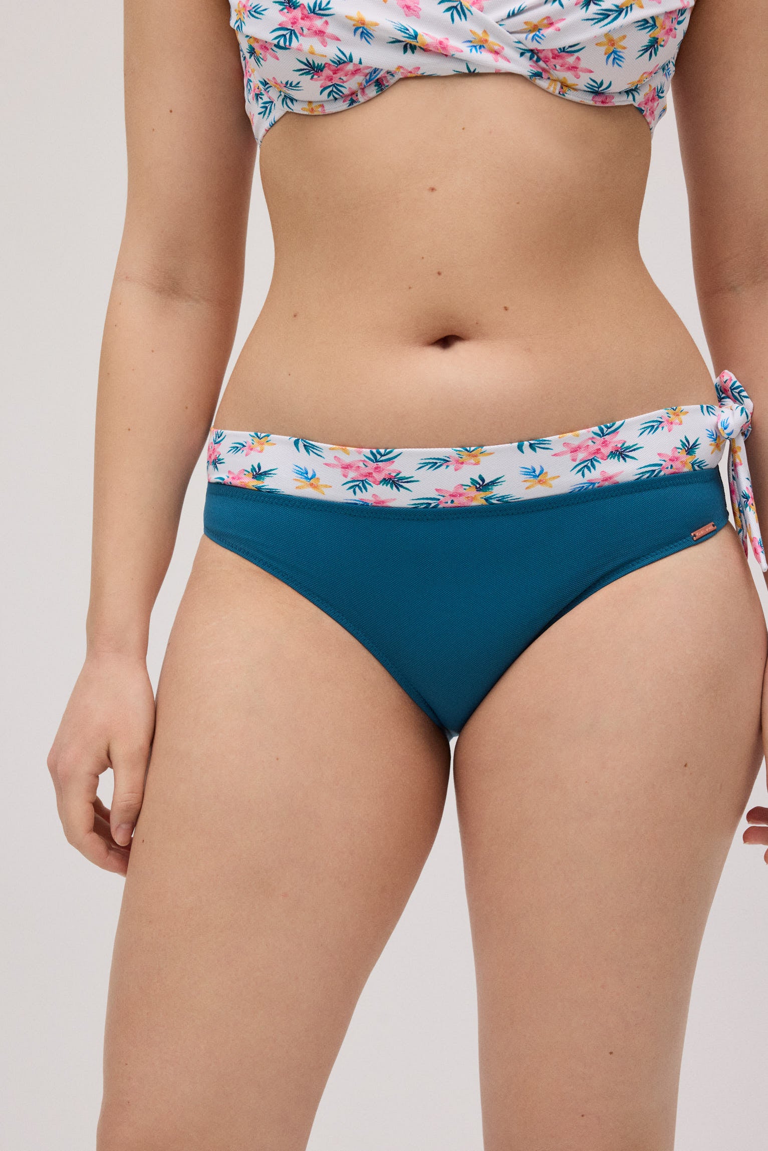 Braga bikini midi flores micropiqué