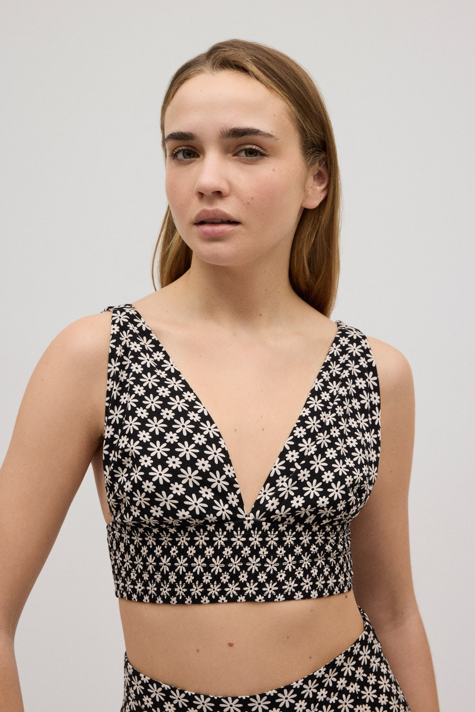 Top crop nido de abeja y tirantes elásticos estampado flores
