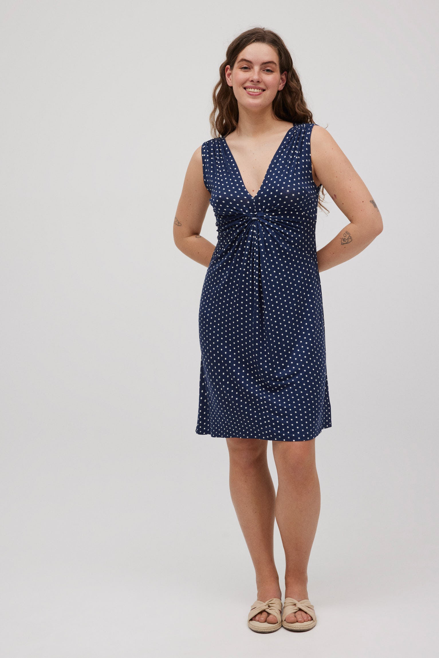 Vestido corto con nudo estampado lunares