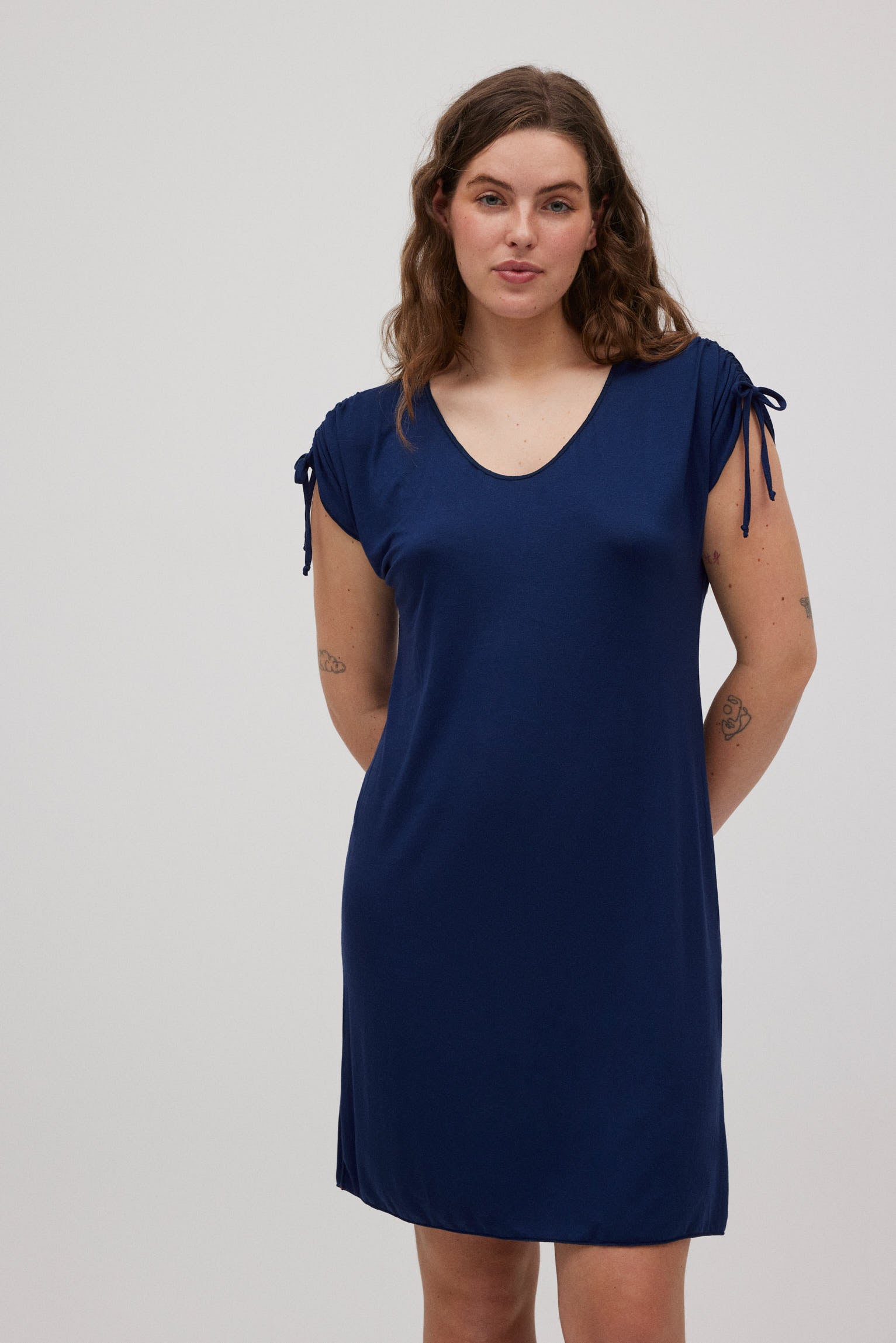 Vestido corto detalle mangas marino