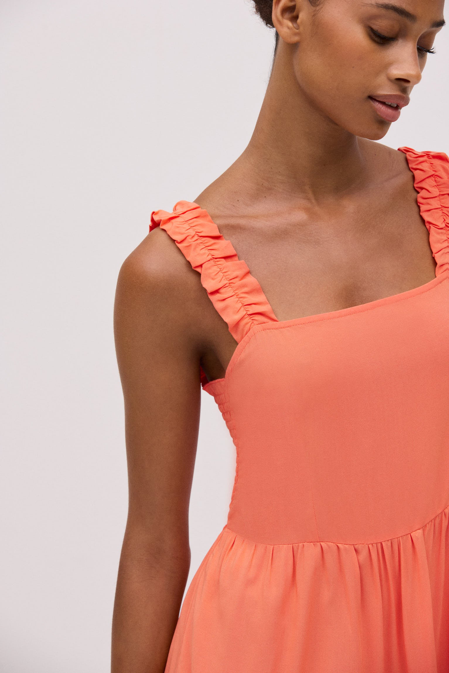 Vestido corto volantes tirantes fruncidos coral