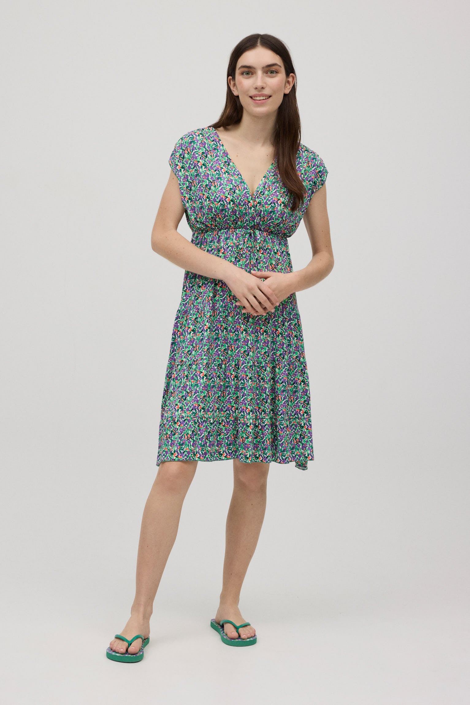 Vestido corto cuello V estampado flores