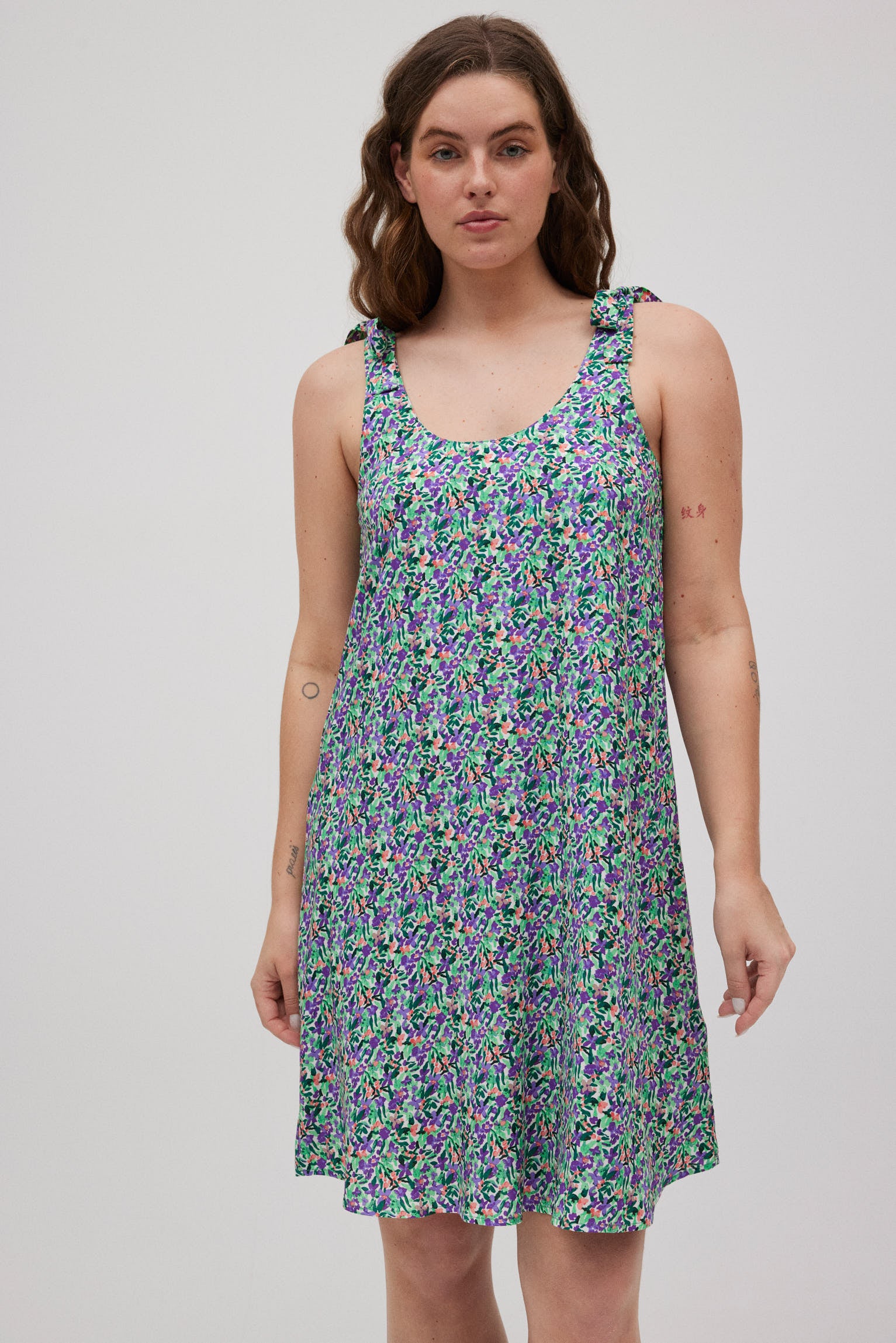 Vestido corto tirantes anudados estampado flores