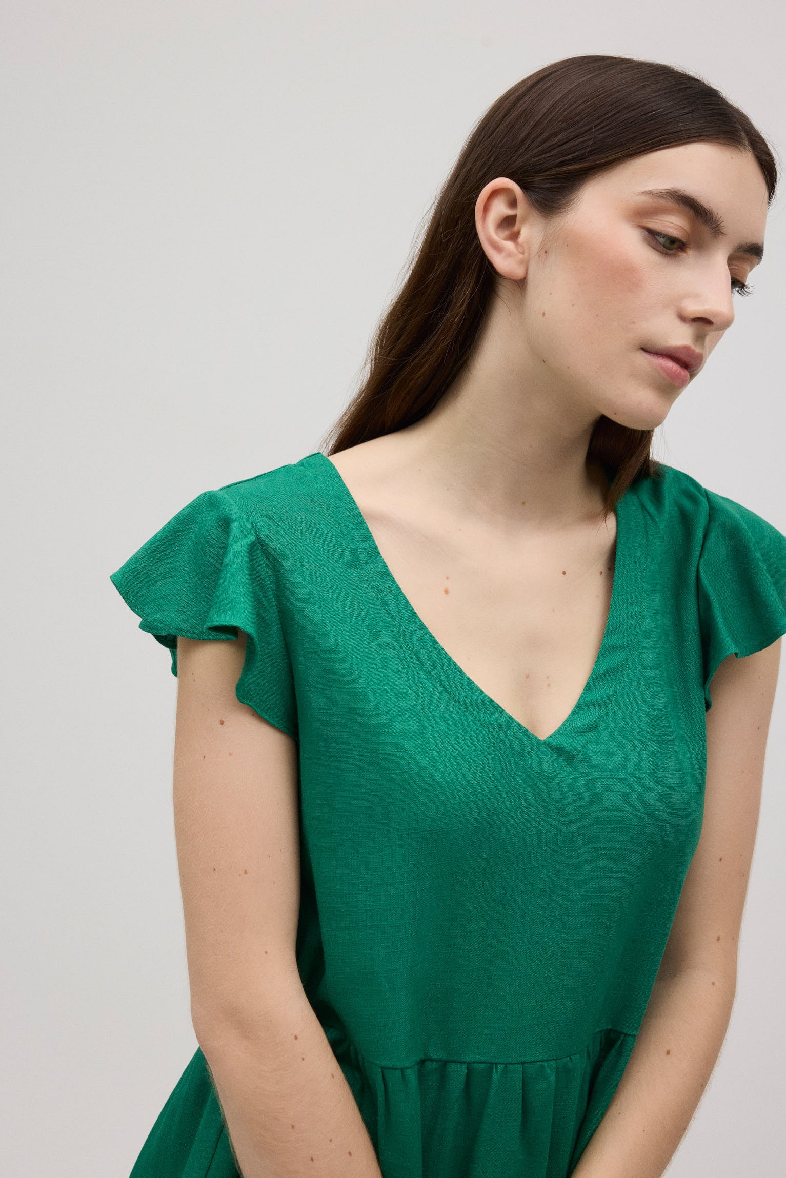 Vestido corto vuelo detalle mangas verde