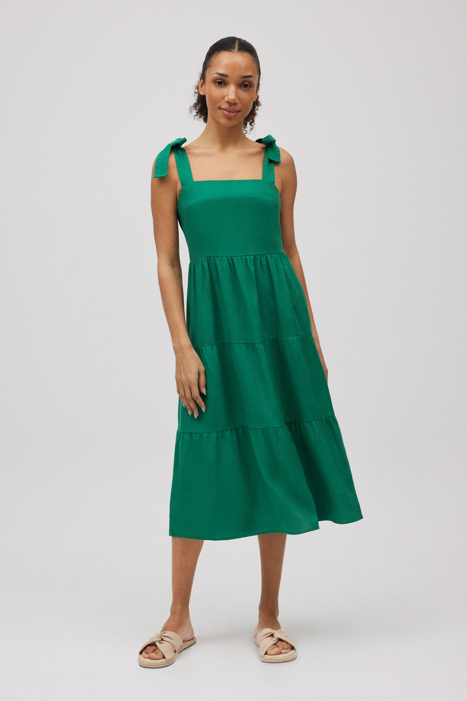 Vestido midi con lino tirantes anchos verde