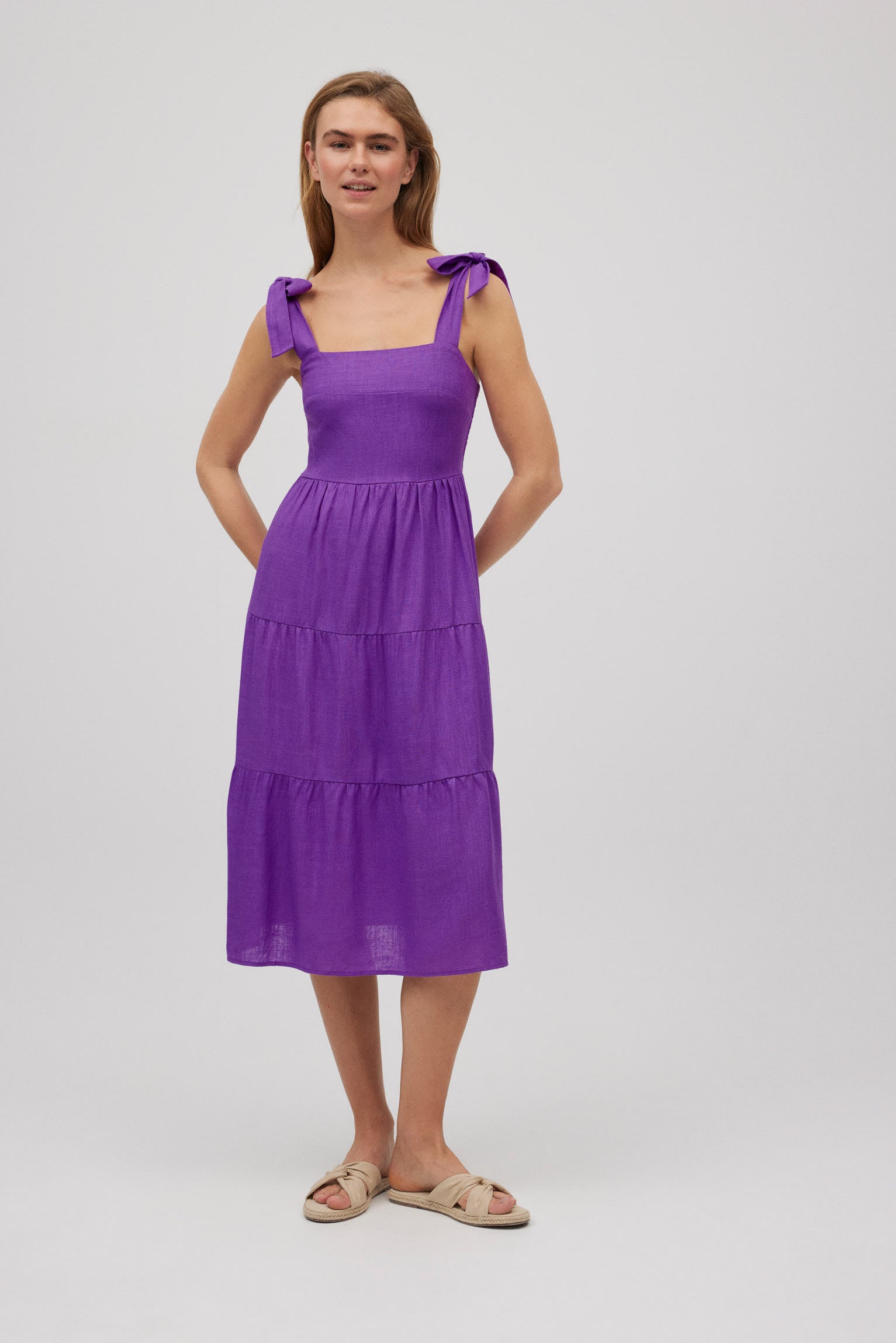 Vestido midi con lino tirantes anchos violeta