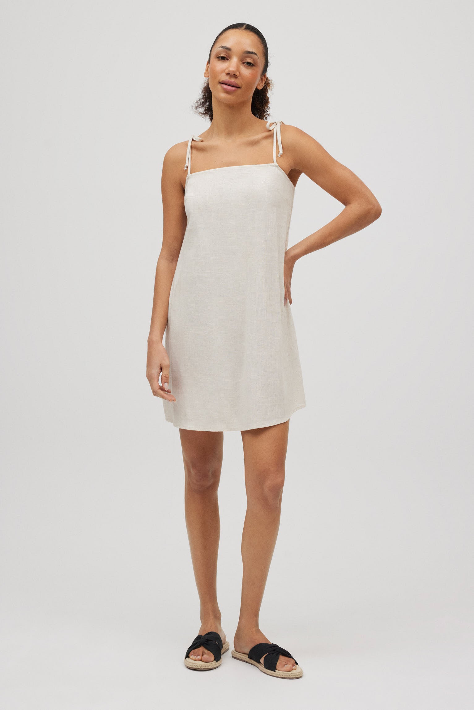 Vestido corto recto con lino