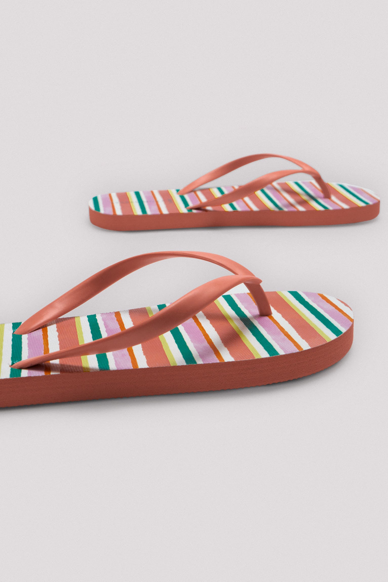 Chanclas de playa de dedo estampado rayas