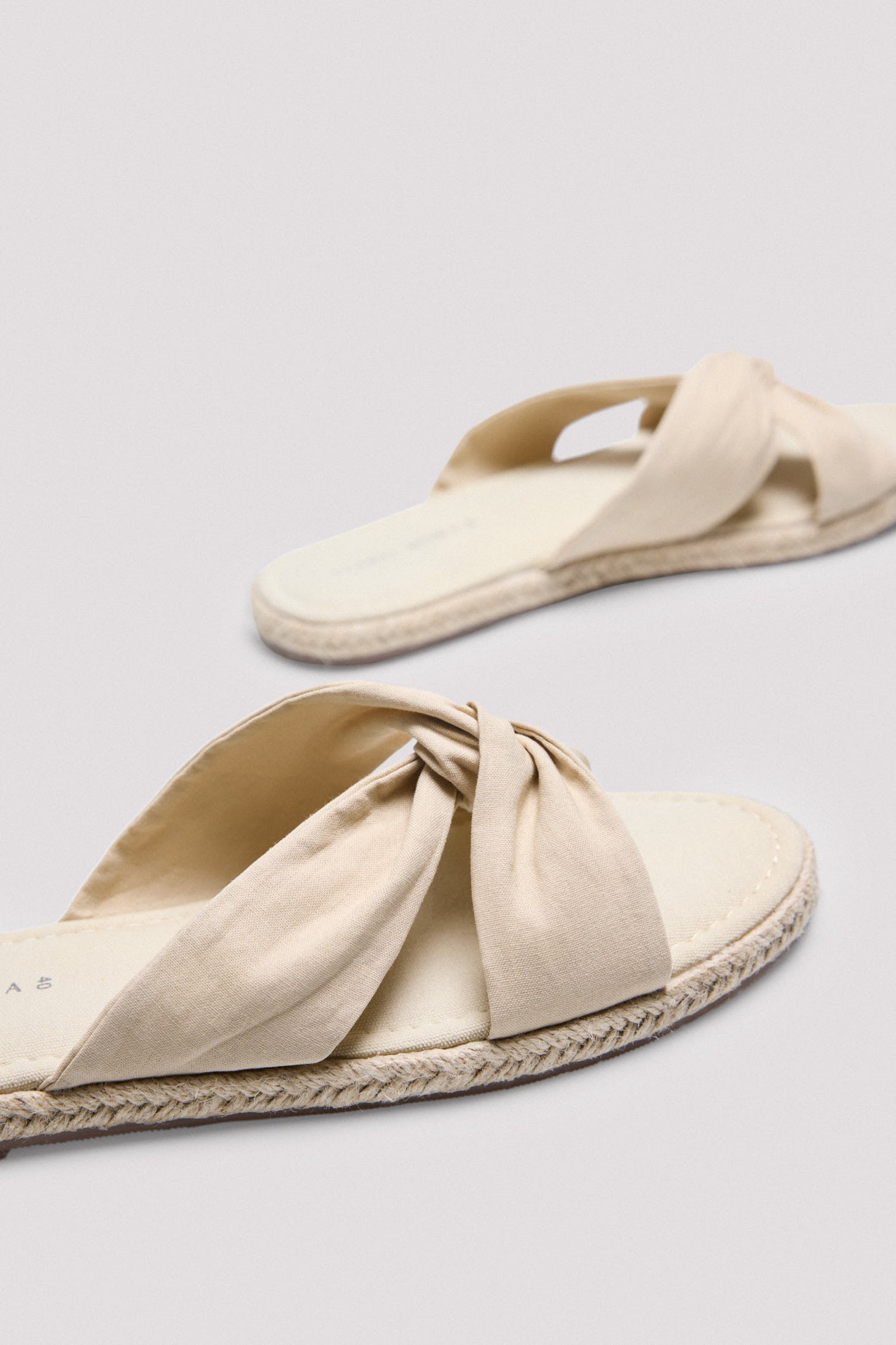 Sandalias planas de tela beige