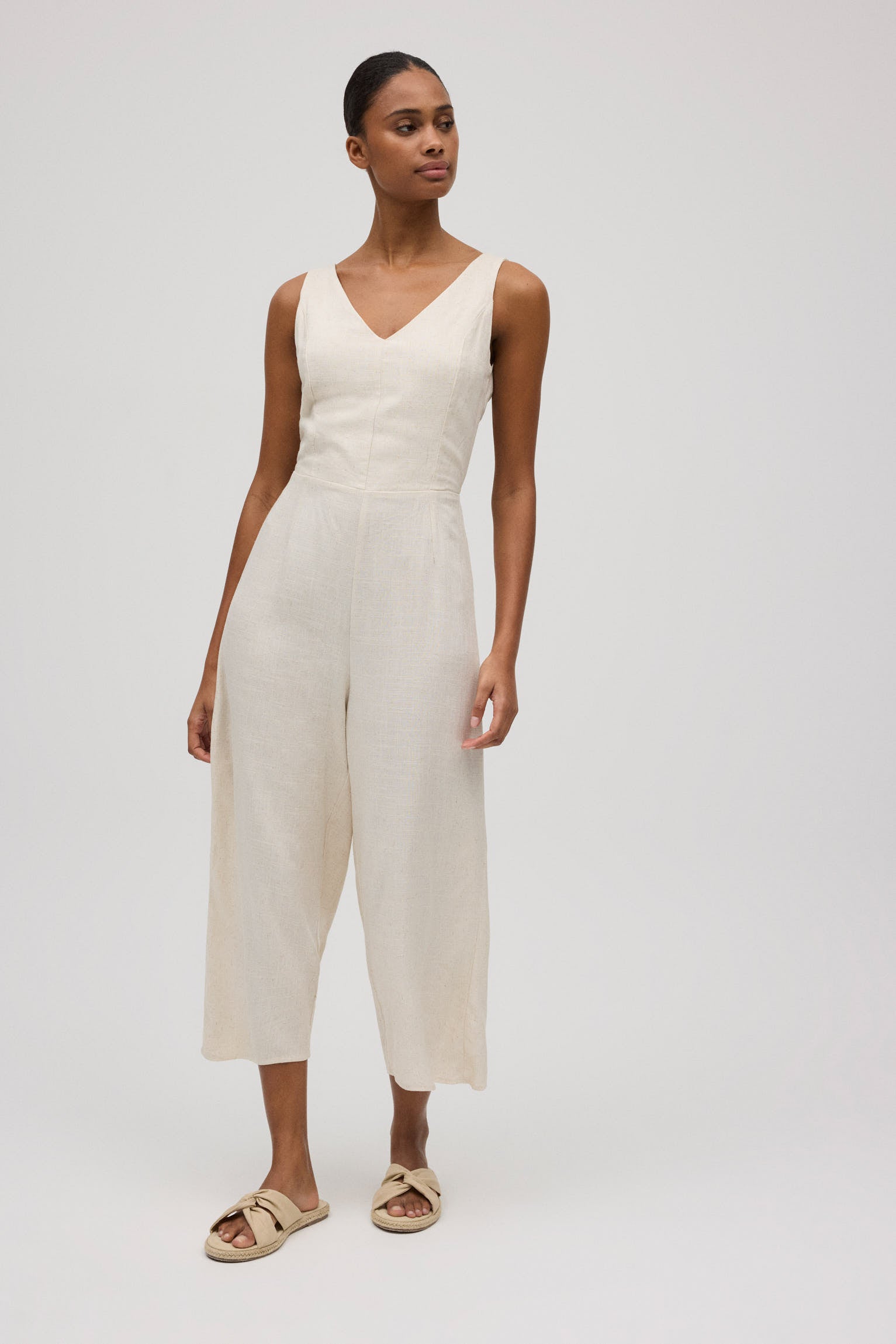 Mono con lino lazo en la espalda