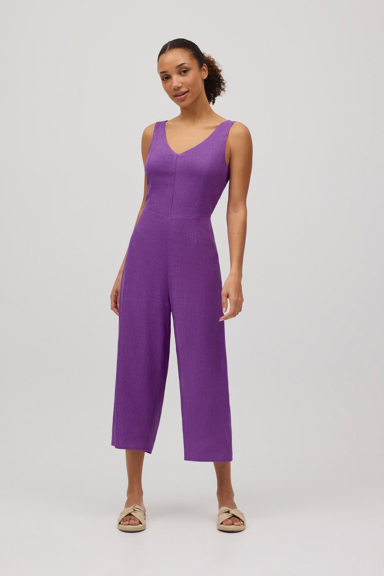 Mono con lino lazo en la espalda violeta