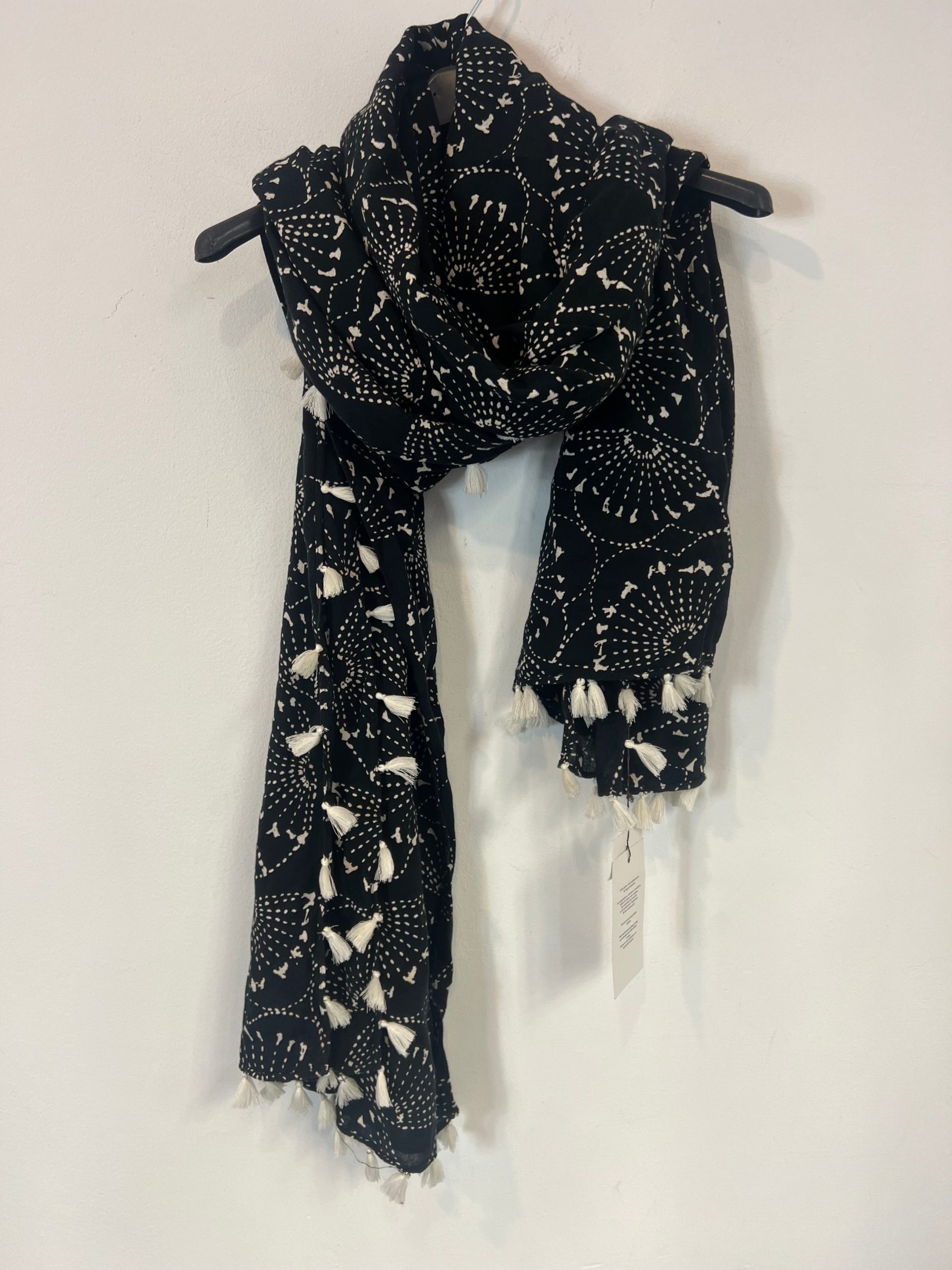 ANTIK BATIK. Fular negro estampado T.u
