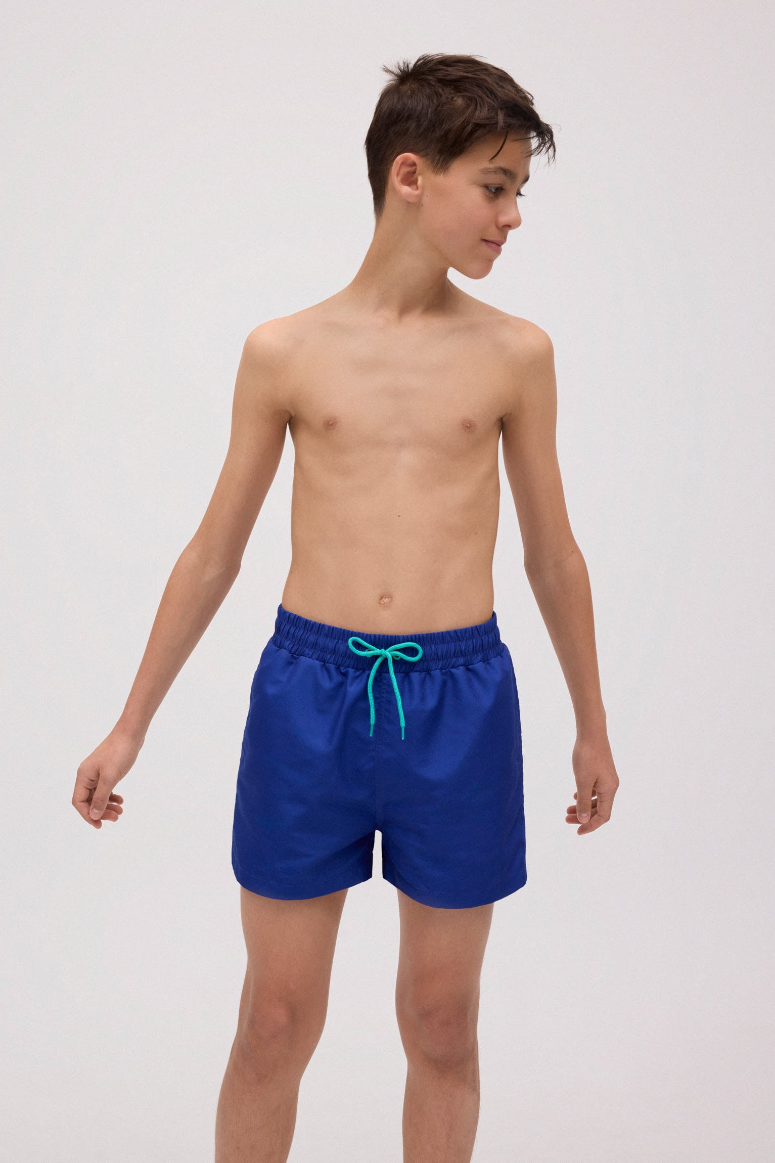 Bañador juvenil corto liso marino