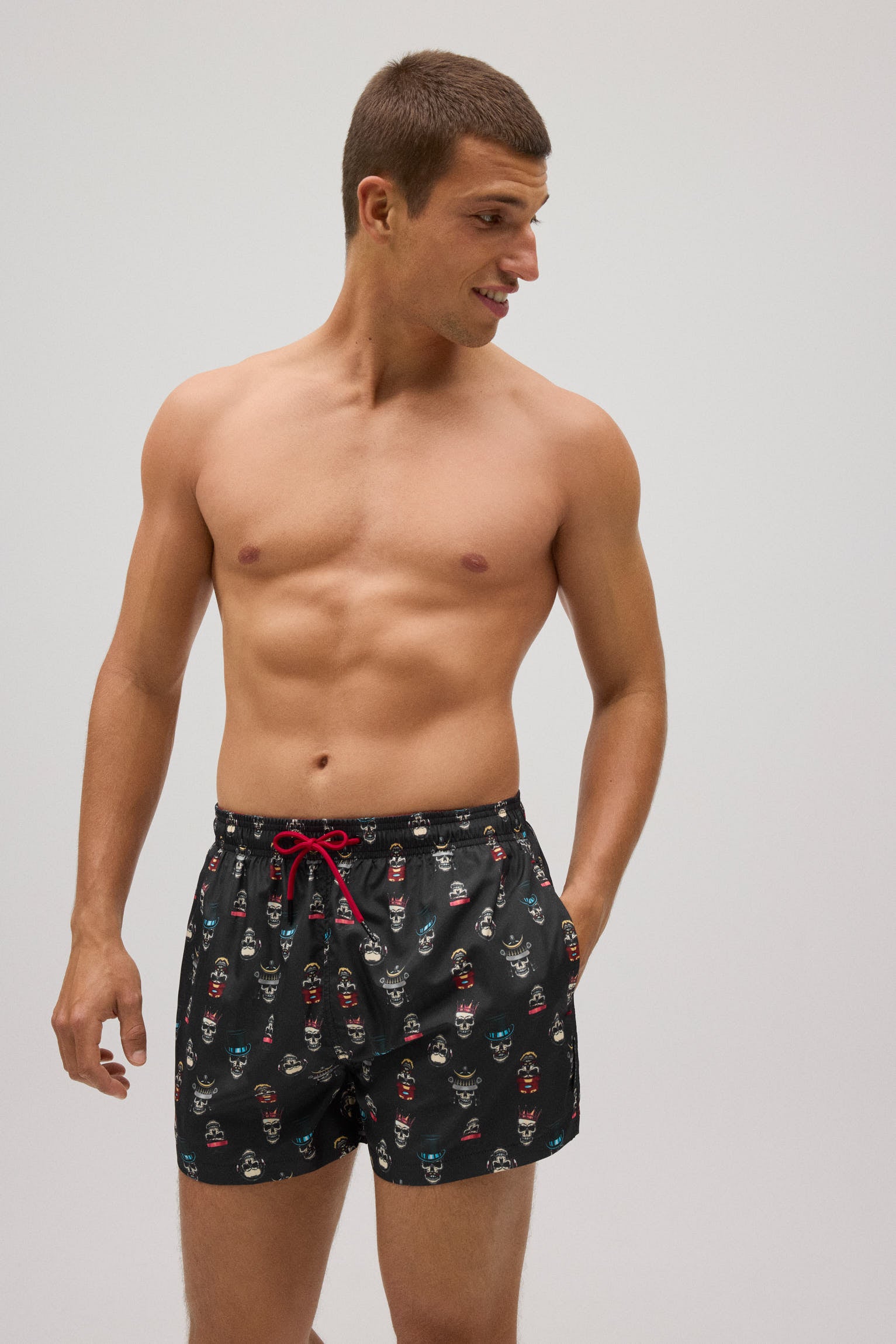 Bañador corto ligero estampado calaveras negro