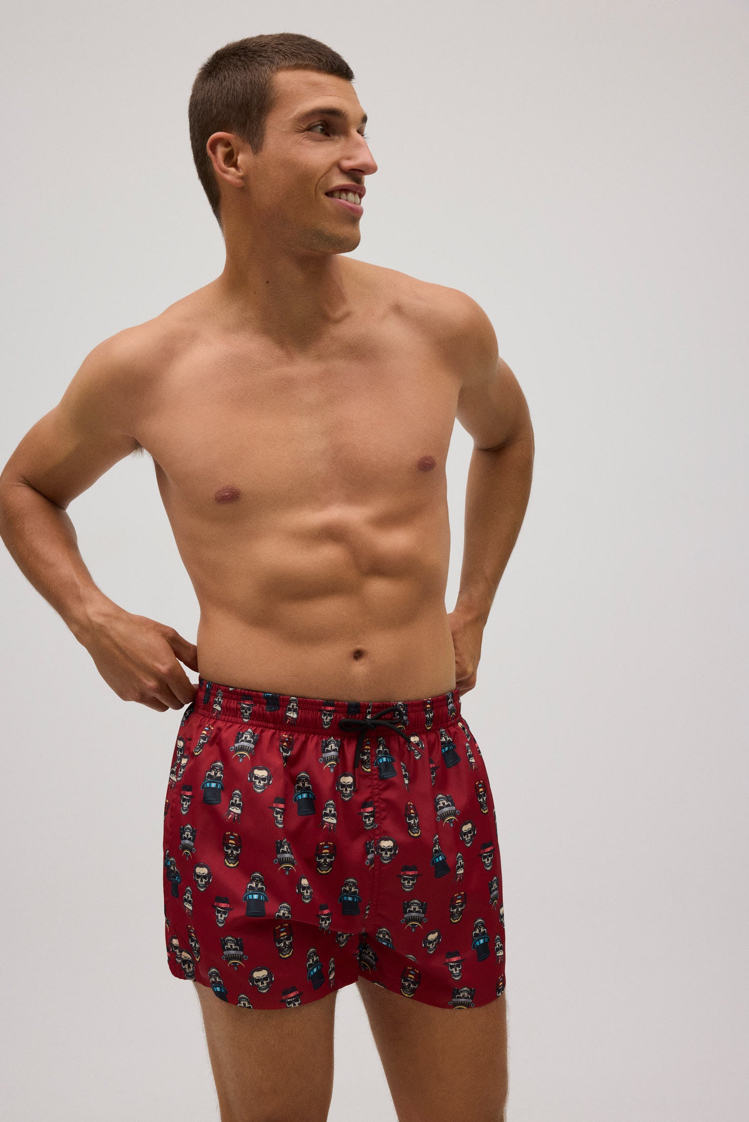 Bañador corto ligero estampado calaveras rojo