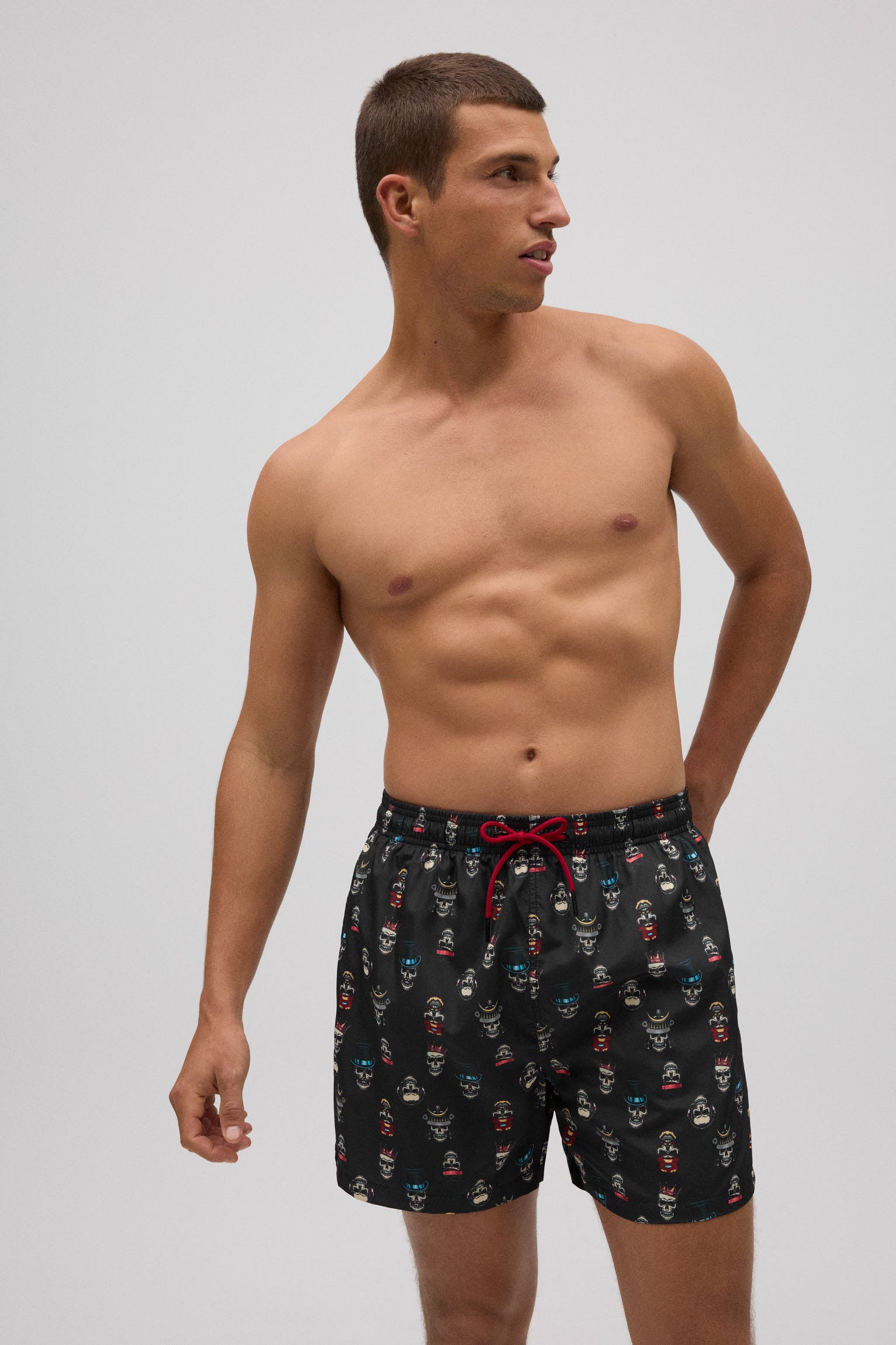 Bañador medio ligero estampado calaveras negro