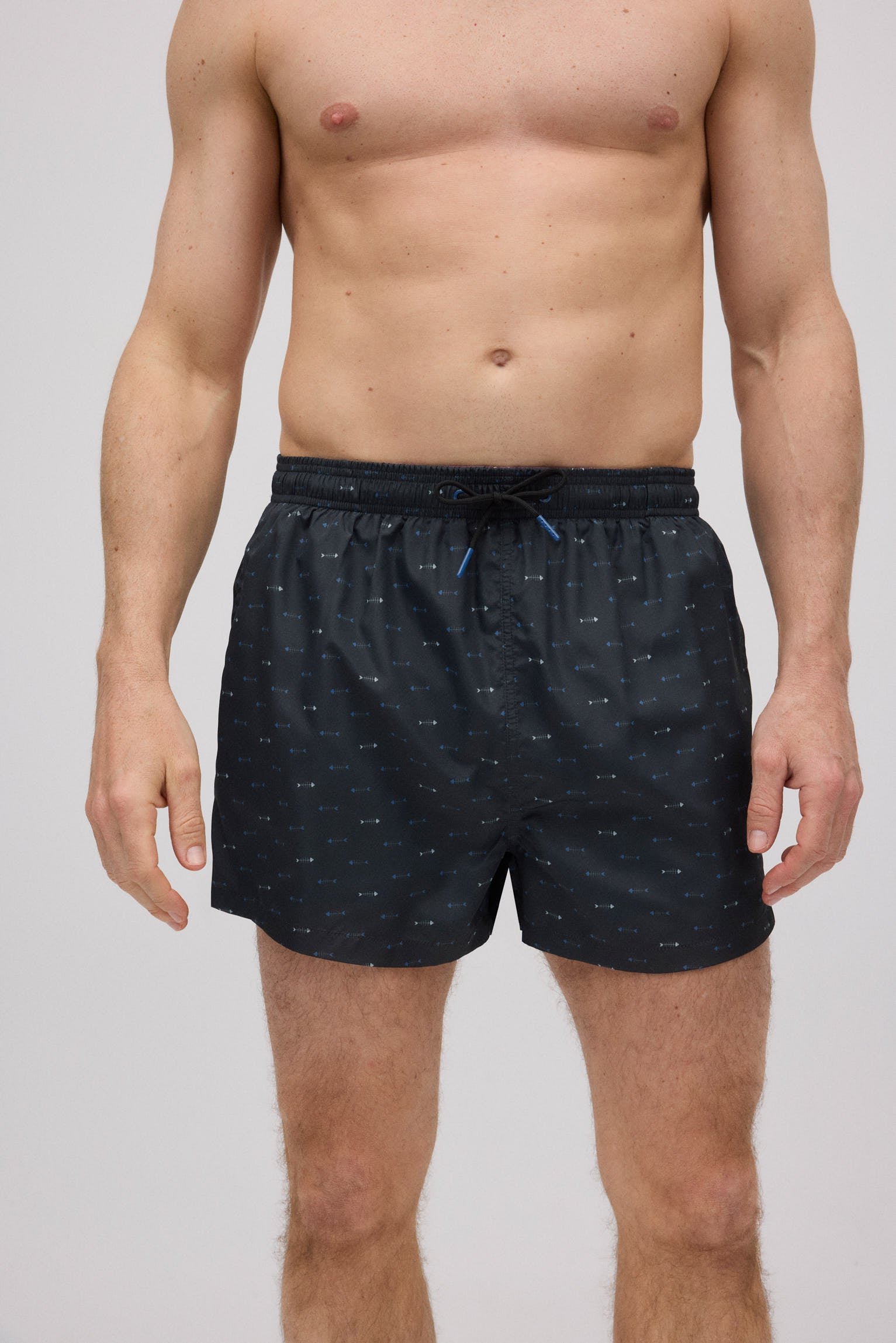 Bañador corto ligero estampado raspas negro