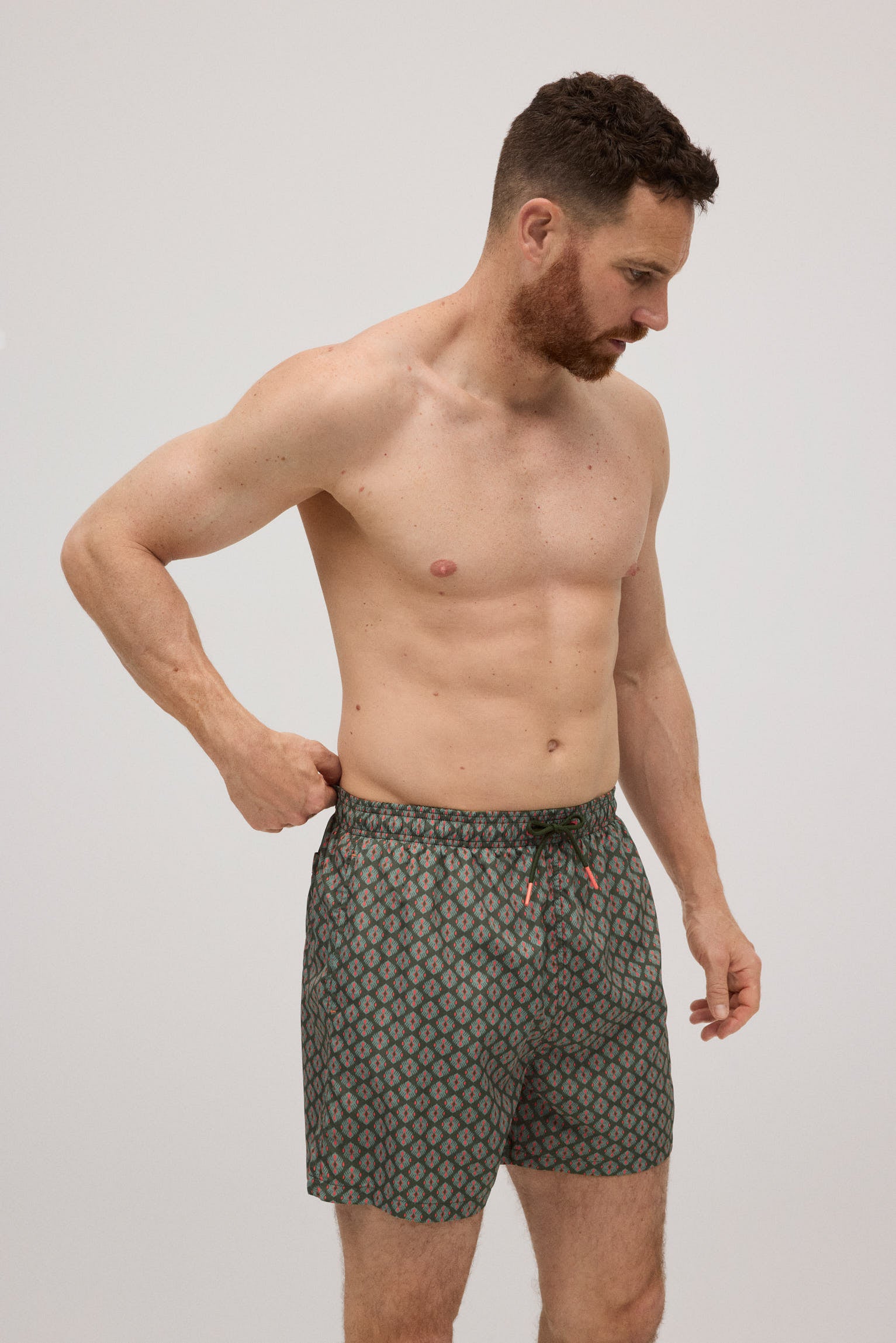 Bañador medio ligero estampado geométrico