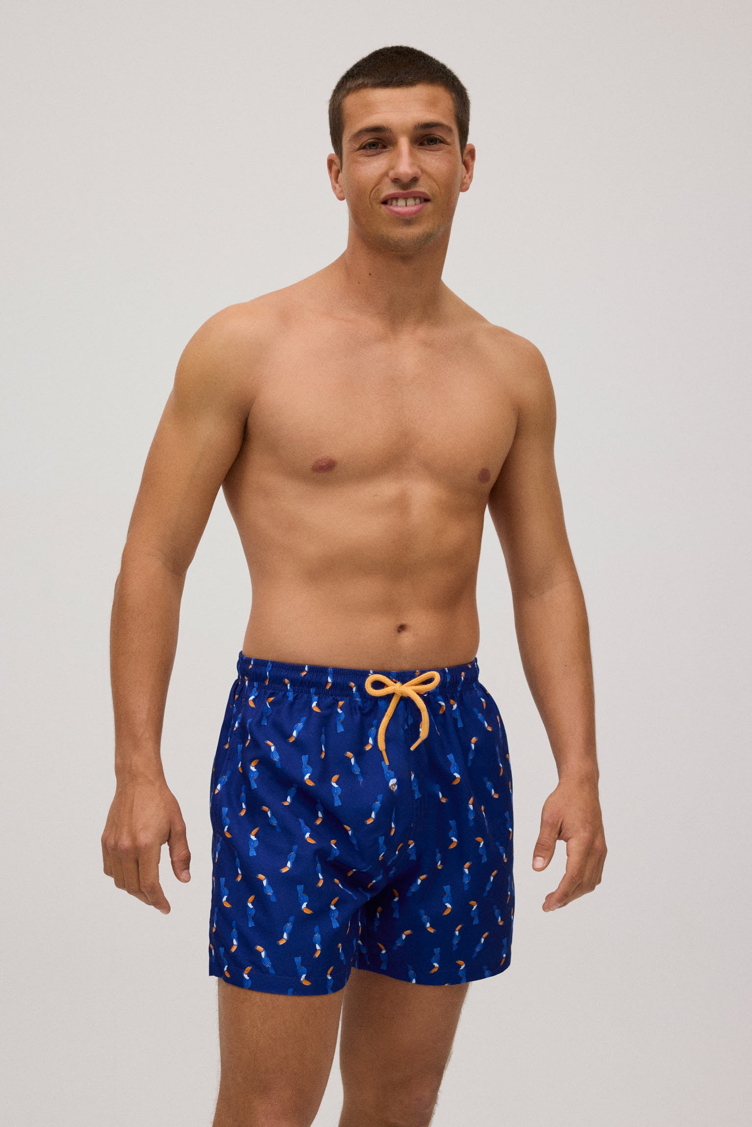 Bañador medio estampado tucanes