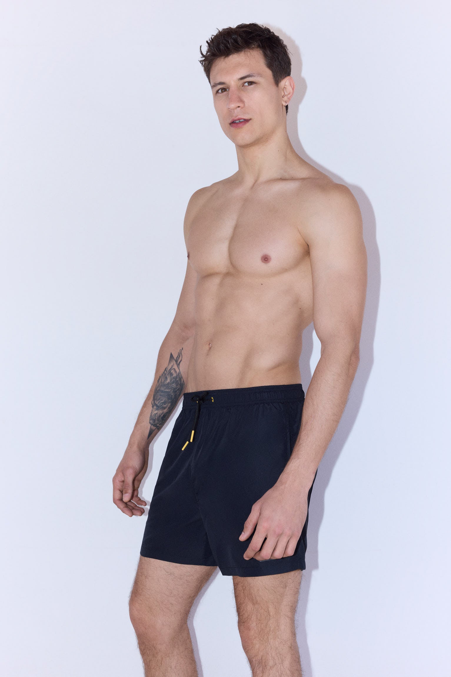 Bañador medio ligero negro detalle bolsillo