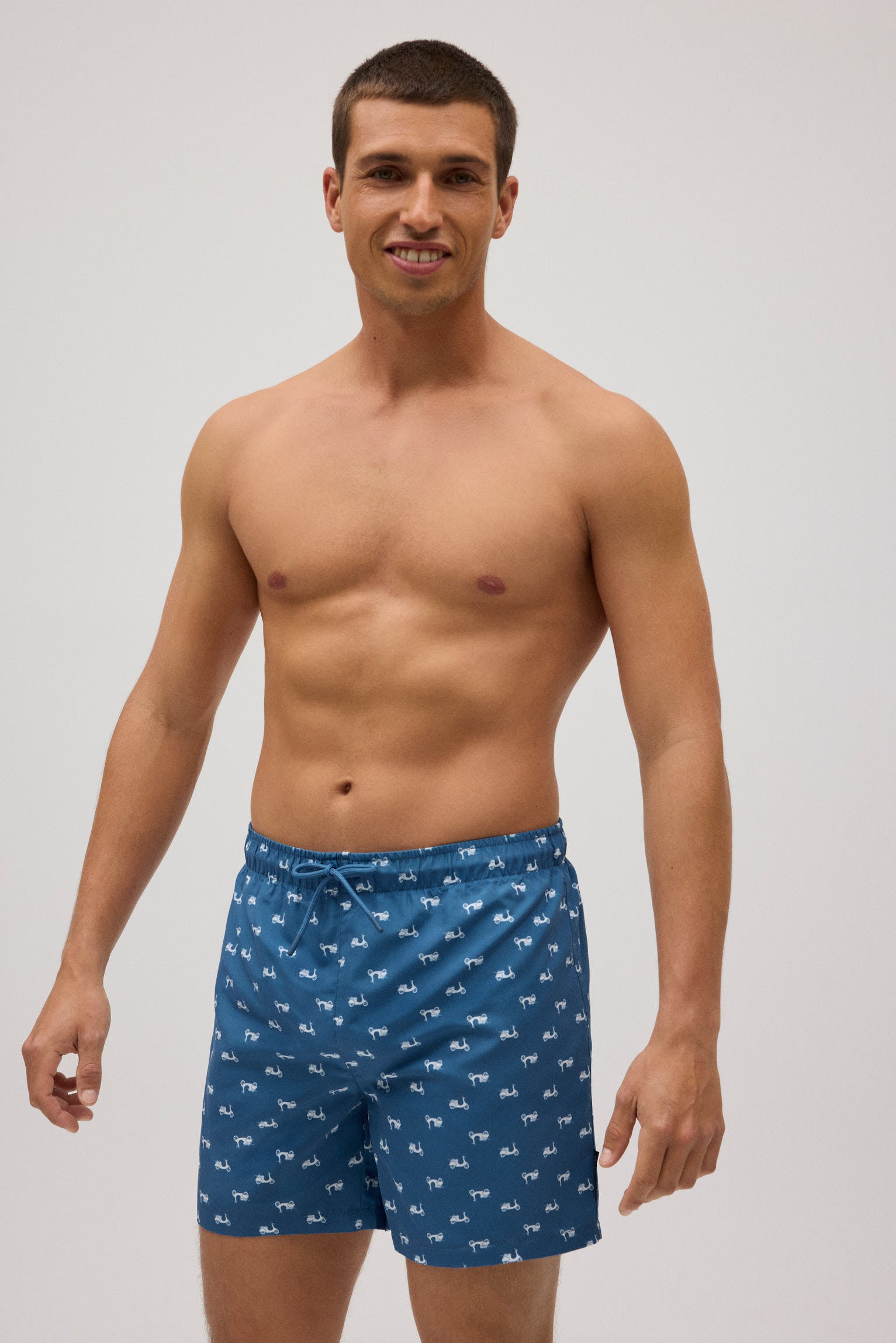 Bañador medio estampado vespas azul