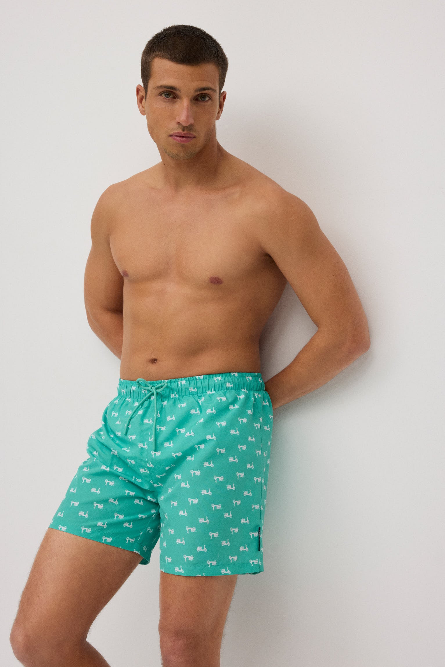 Bañador medio estampado vespas verde turquesa