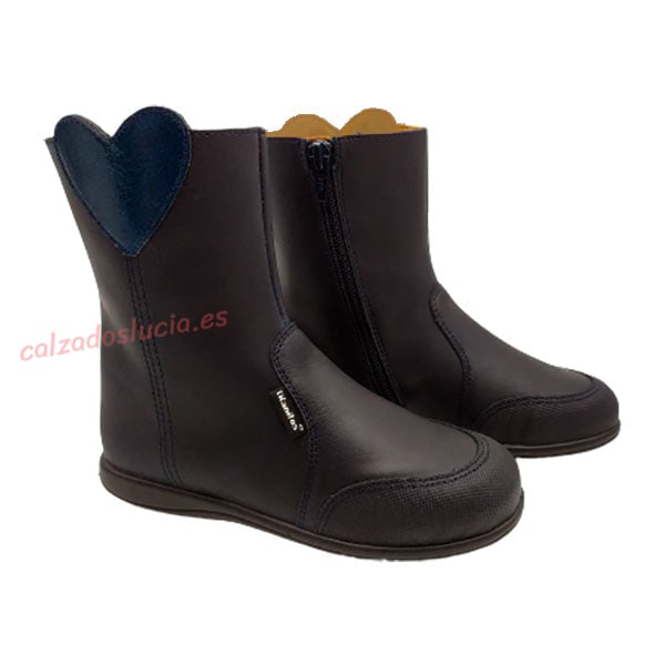 Bota de piel lavable con corazón de Titanitos