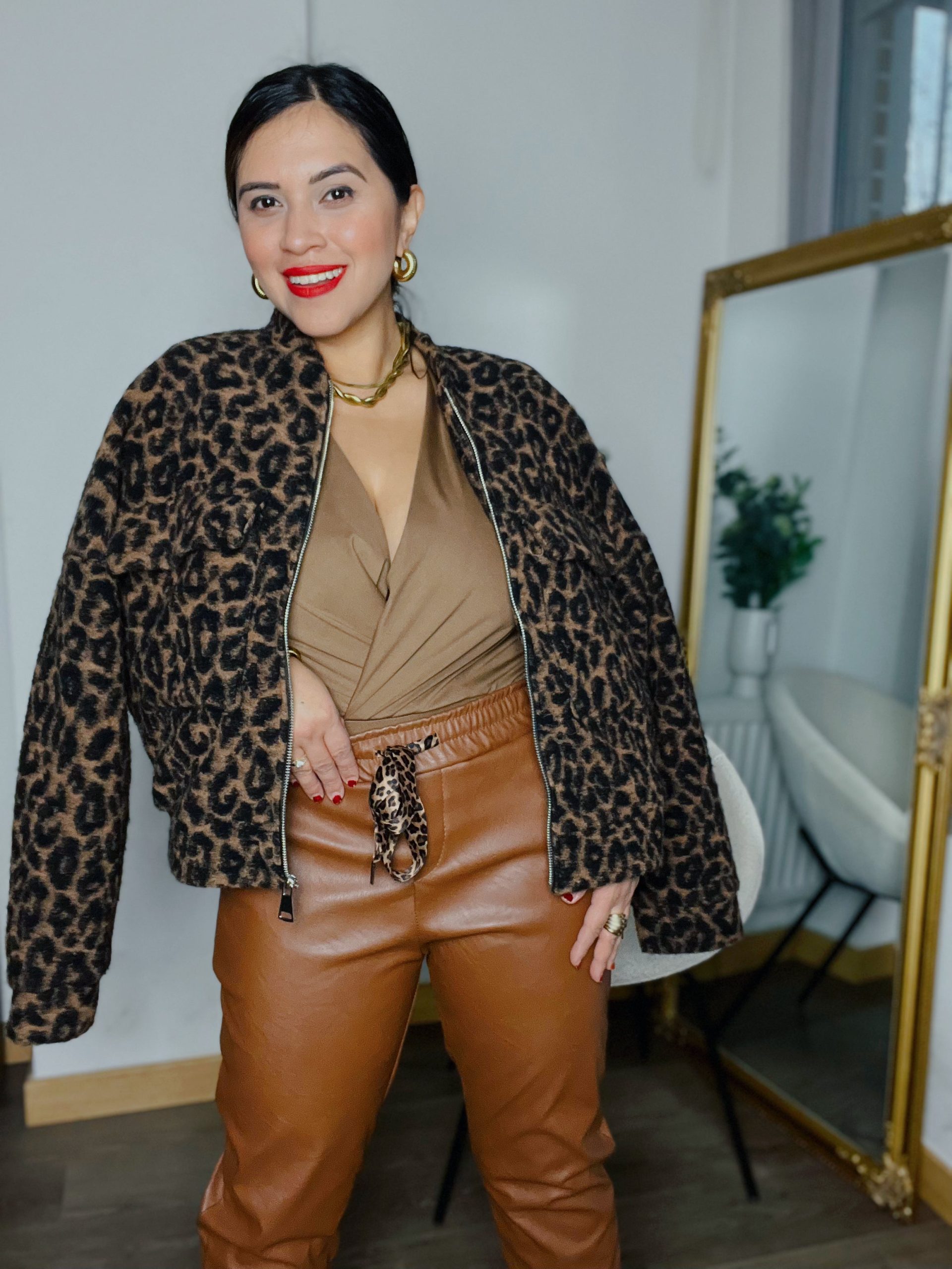 Pantalón Marrón en Polipiel con Cintura Elástica